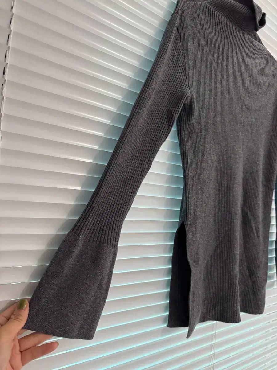 スリット ハイネック