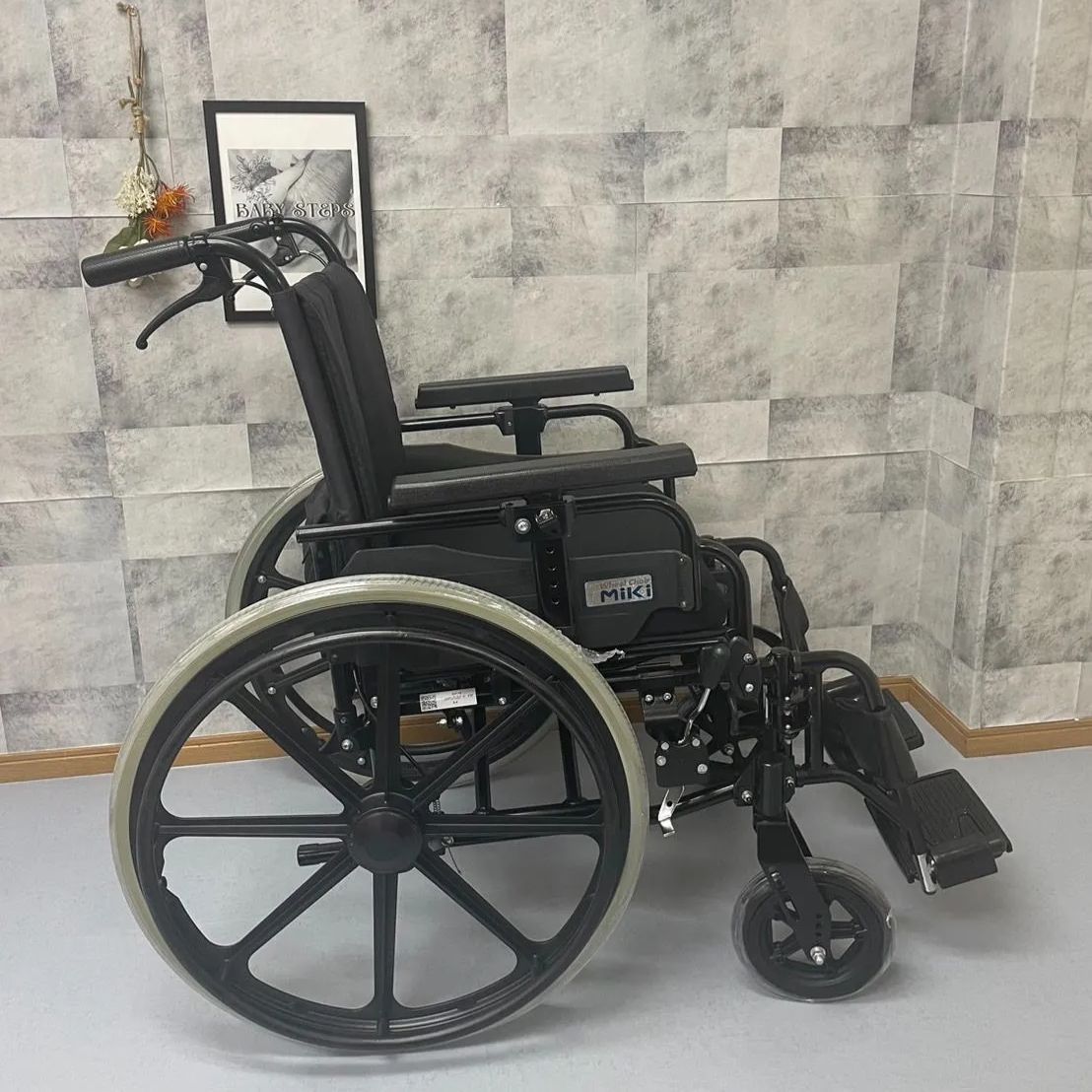 【定価18万】Miki KJP-4 自走用車椅子 ビッグサイズ 中古 介護用品 定価18万】Miki KJP-4 自走用車椅子 ビッグサイズ 中古 介護用品