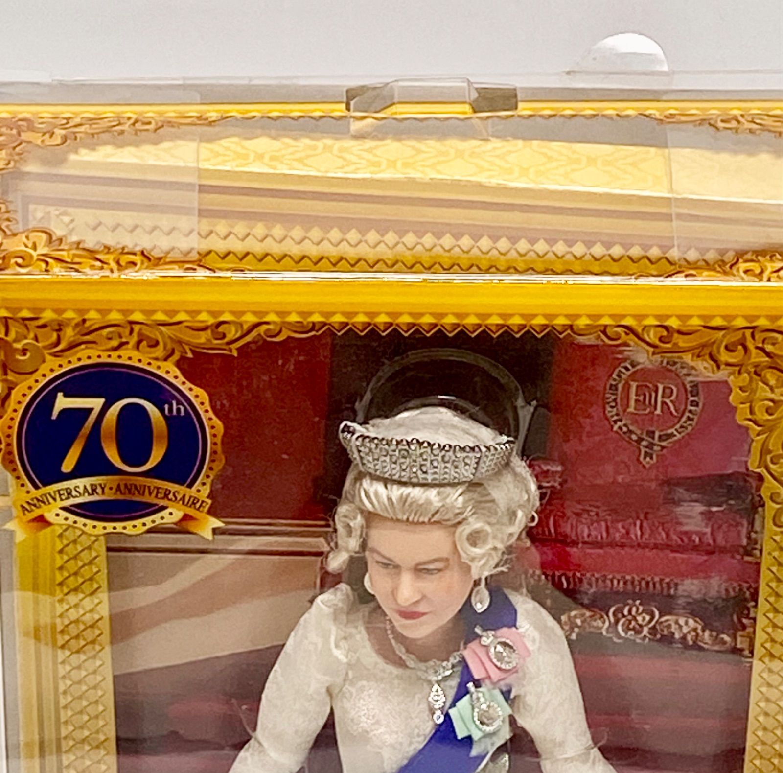 新品】 プラチナジュビリー エリザベス女王 バービー人形は※箱に傷み