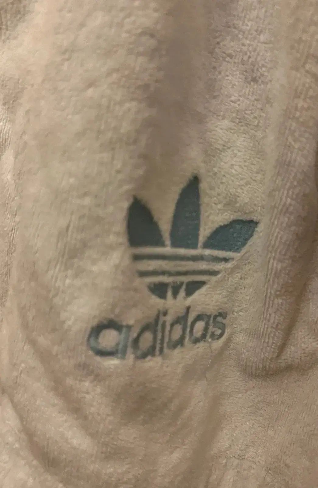 アディダス