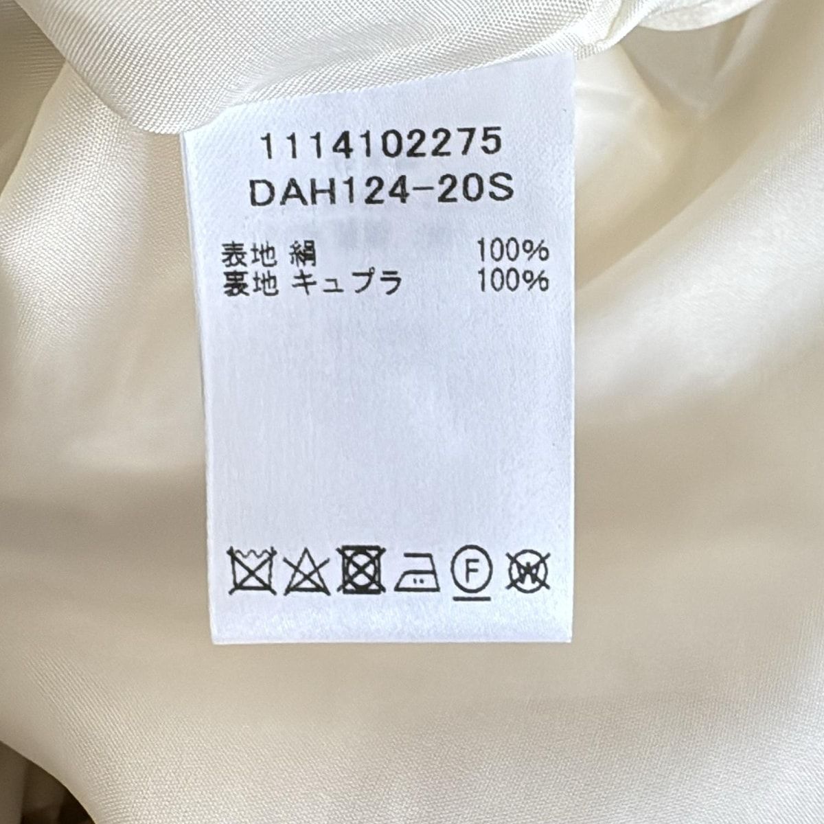 - ベージュ