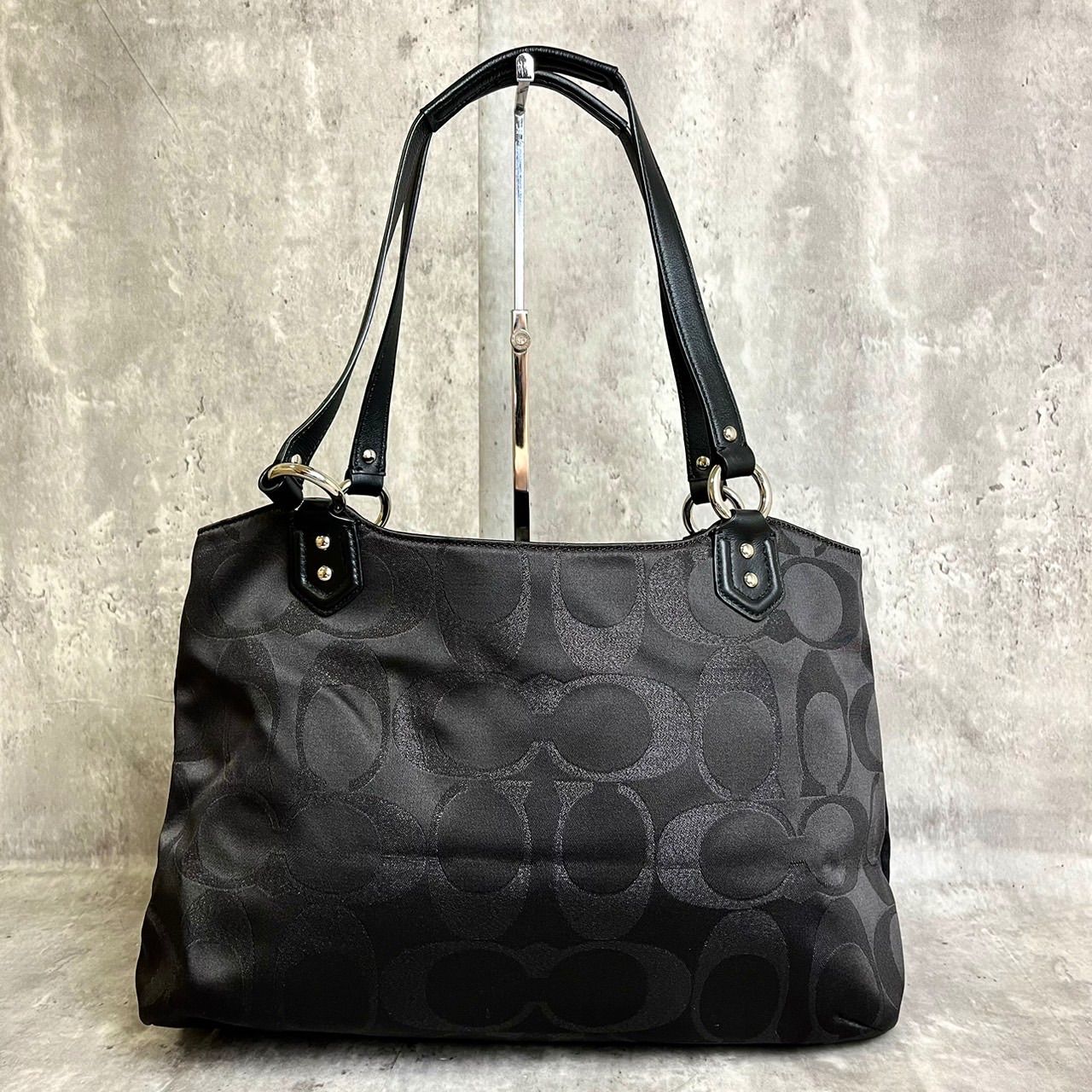 極美品 Burberry ショルダーバッグ ノバチェック シャドーホース 黒 極美品 Burberry ショルダーバッグ ノバチェック シャドーホース