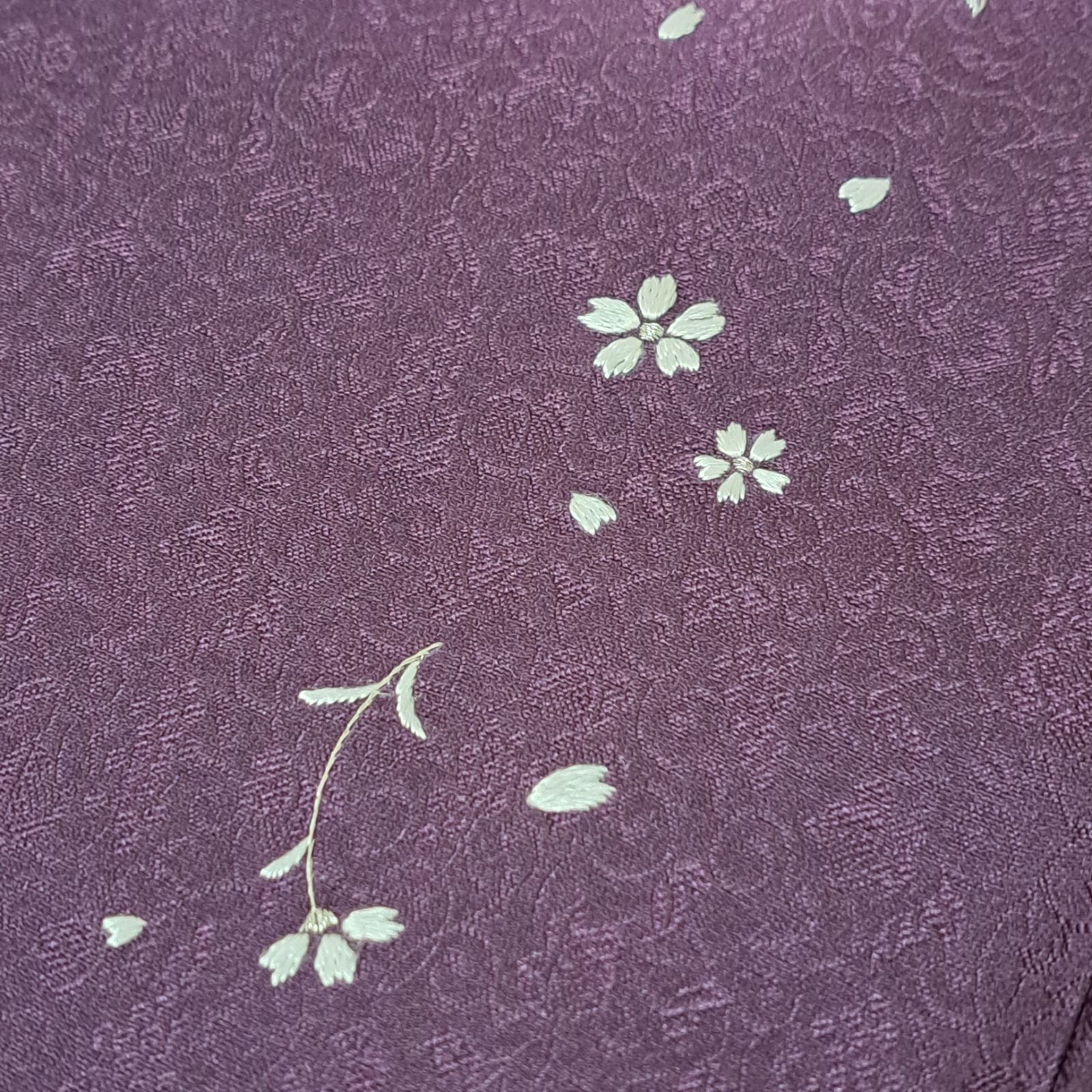紫色地に蛍ぼかしと桜の刺繍