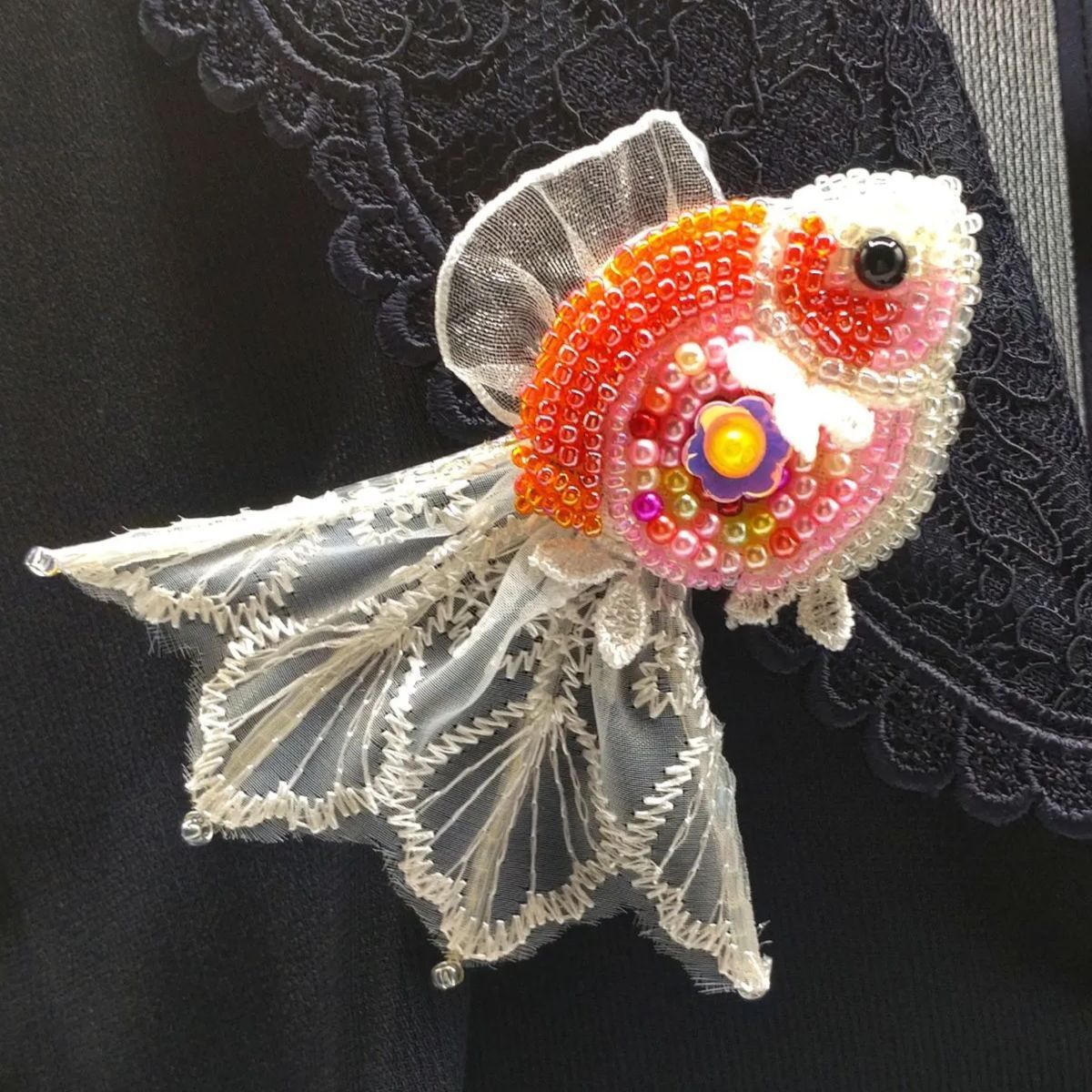 まるで金魚のビーズ刺繍ブローチ - いろえんぴつのうた - メルカリ