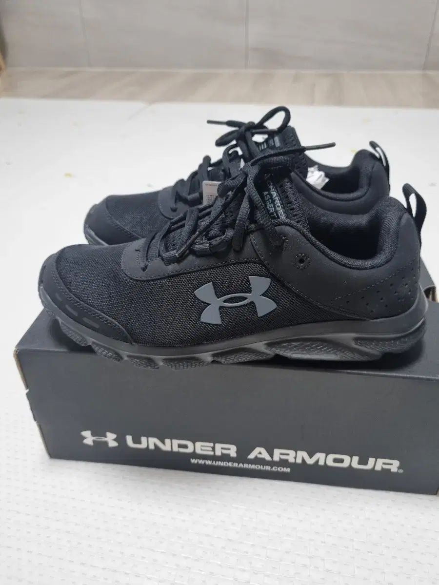 UNDER ARMOUR アンダーアーマー スニーカー