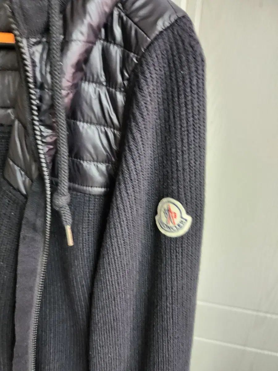 モンクレール　ジップアップパーカー フーディー パーカー MONCLER(モンクレール) ニット セーター フード付き ジップ