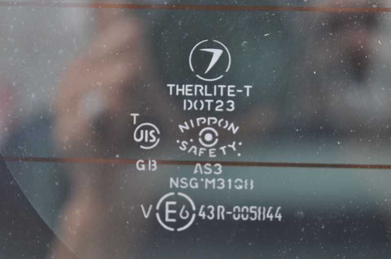 ハイマウントストップランプ ヒンジ付