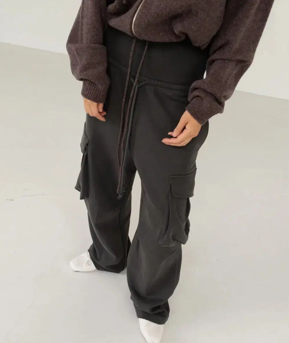 s|e|o FOLDOVER CARGO PANTS CHARCOAL 2