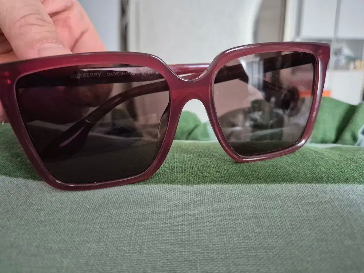 バーバリー ワイン色 サングラス スクエア フレーム