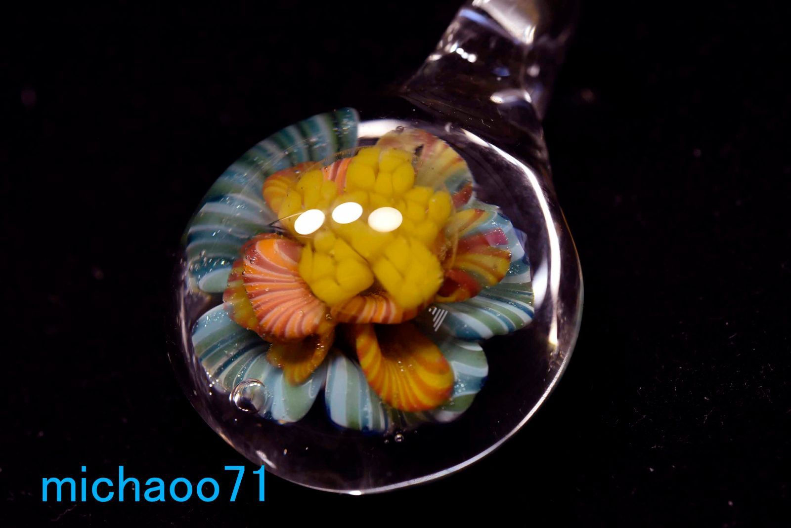 フラワー ガラスのペンダントトップ (12106-P21)GLASS FLOWER 透き通ったガラスの中に作咲く花＃ガラスアクセサリー　＃ハンドメイド　＃フラワーペンダント　＃ガラス工芸