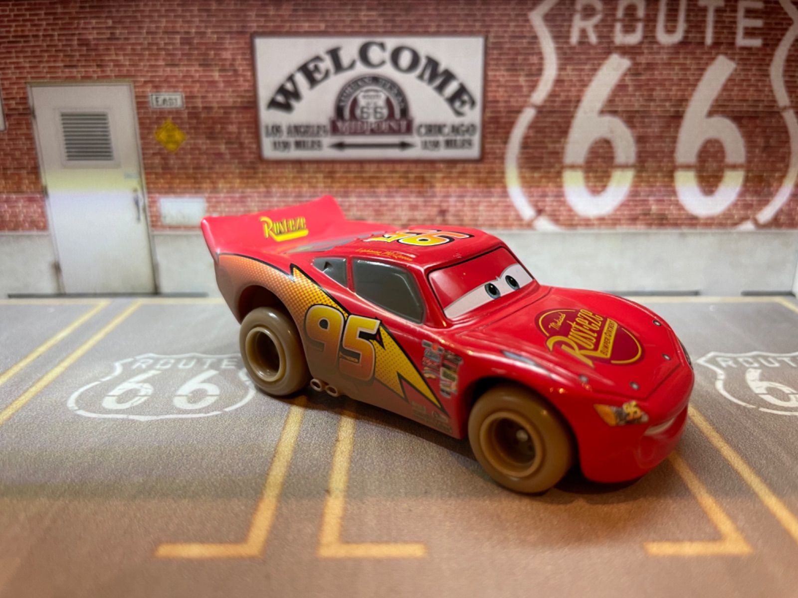 カーズトミカ　マックイーン　ダートタイプ Amazon | トミカ トイザらス限定 カーズ・ライトニング