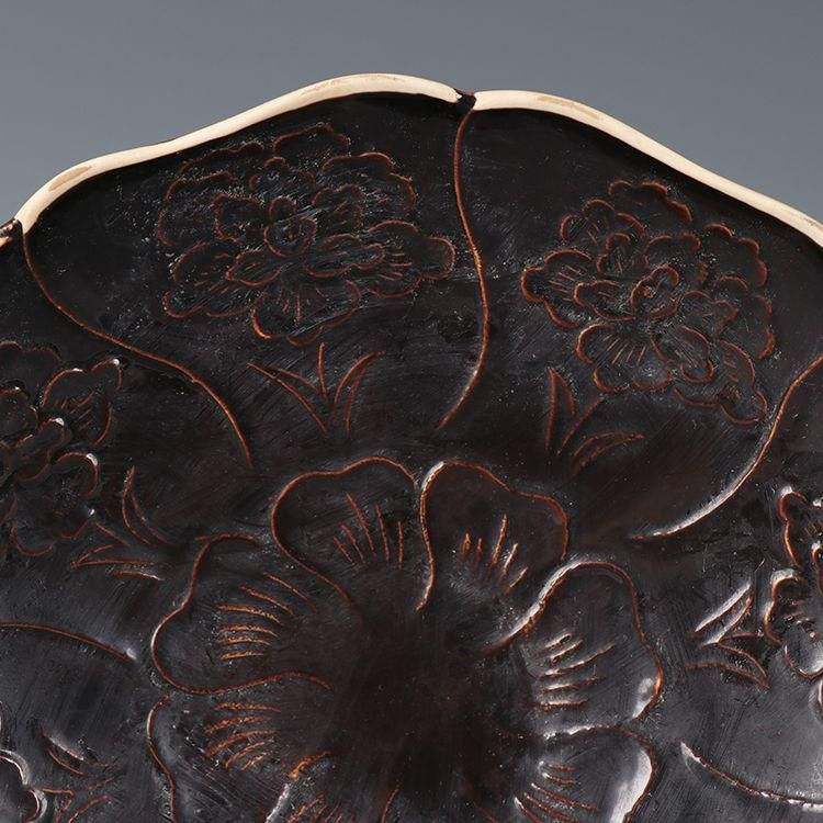 宋定窯 烏金釉刻牡丹茶盤 紫砂壷 壺承 装飾品 現代工芸品美術品 置物 宋定窯 烏金釉刻牡丹茶盤 紫砂壷 壺承 装飾品 現代工芸品美術品