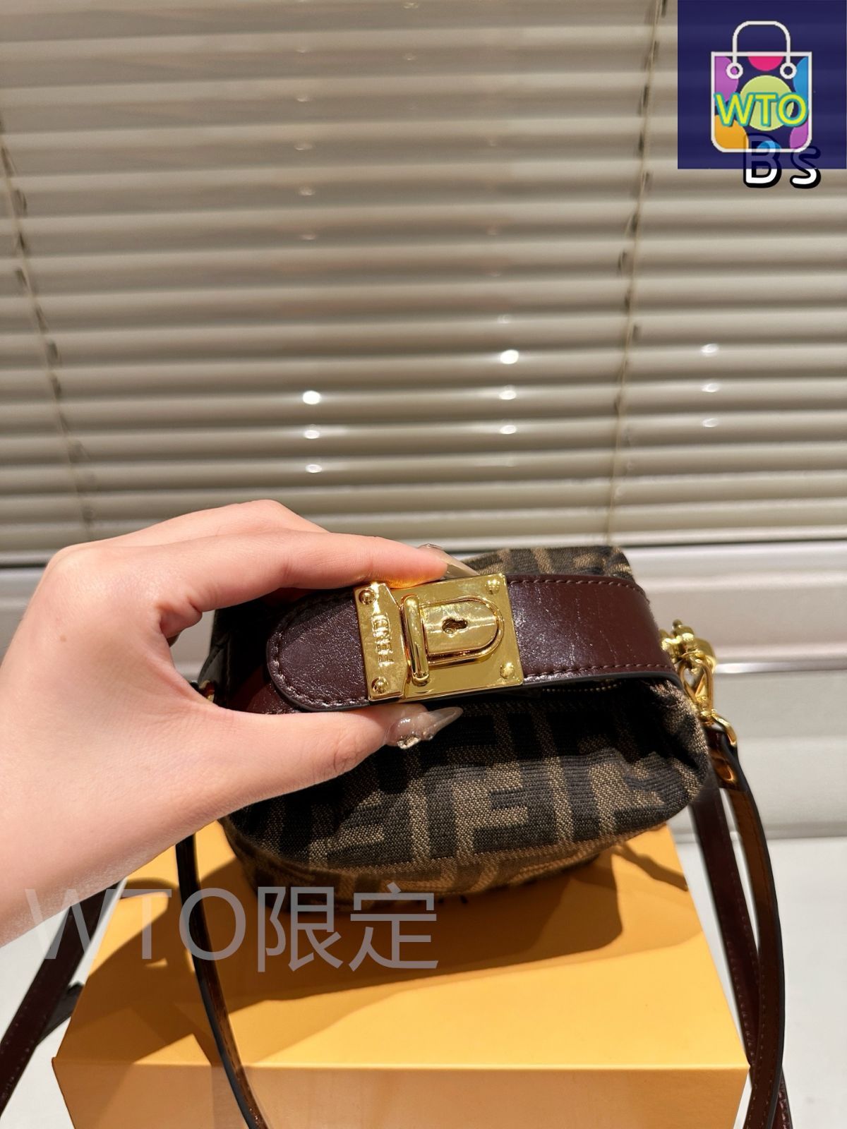 美品　フェンディ　FENDI  箱有り 楽天市場】【箱、布袋あり】FENDI フェンディ コンビカラー