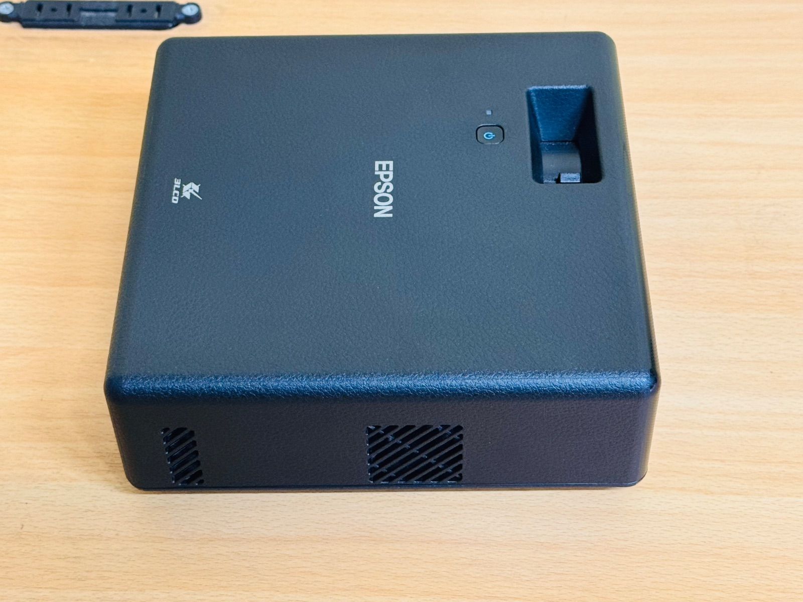 展示美品 EPSON dreamio EF-11 小型 レーザープロジェクター
