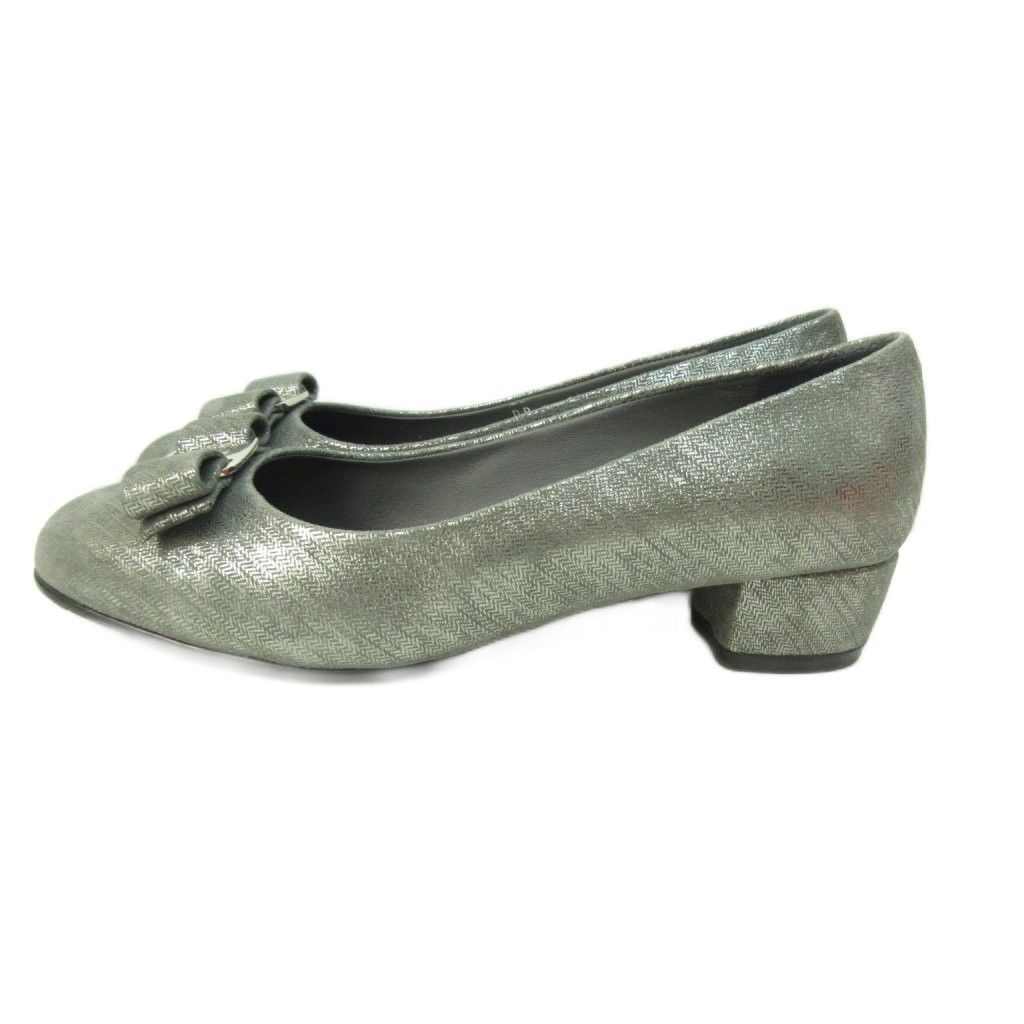 サルヴァトーレフェラガモ Salvatore Ferragamo 新品同様 ヴァラ