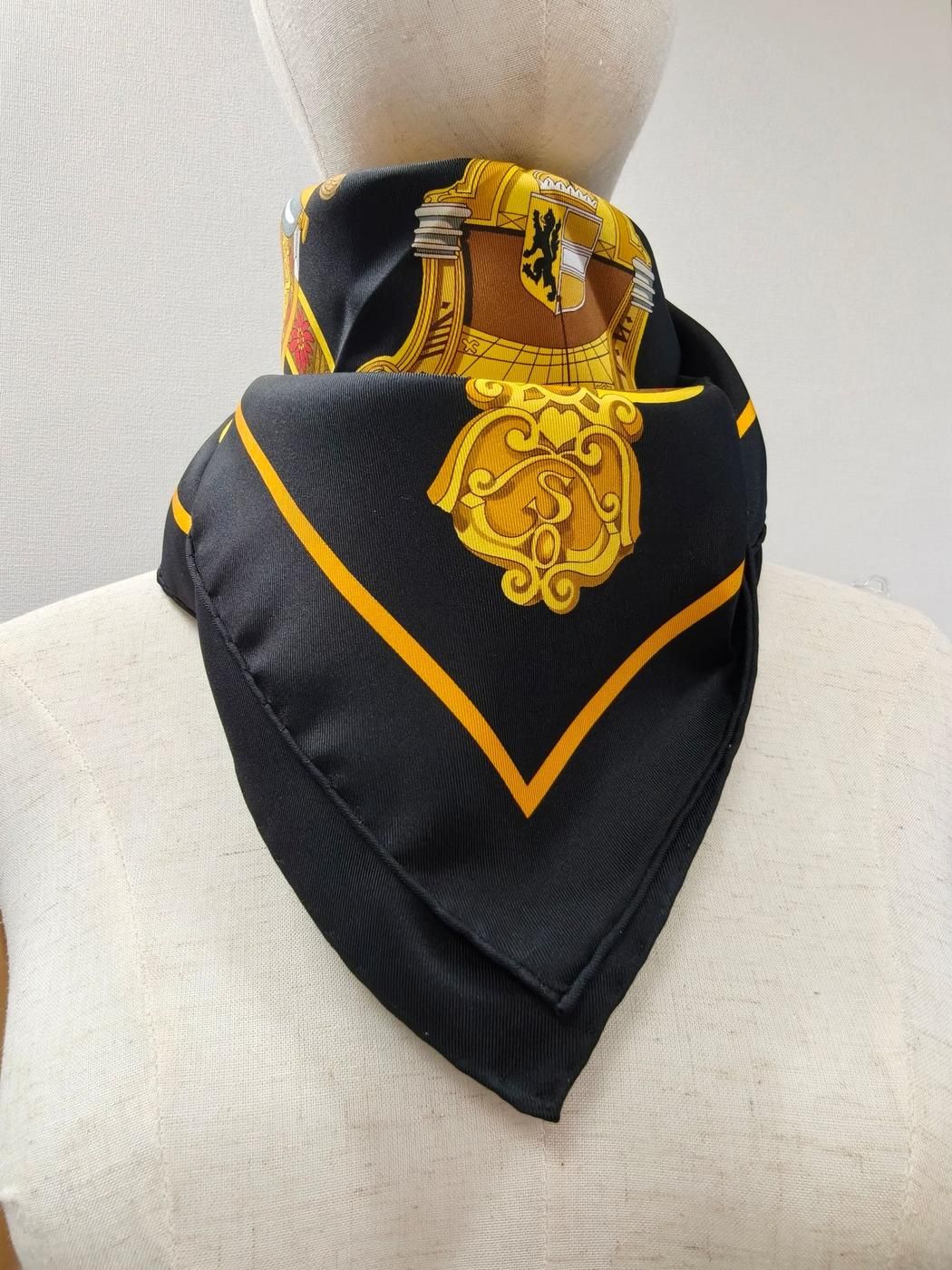 エルメス　HERMES スカーフ　カレ90 ザルツブルクにて　シルク100％ エルメス スカーフ カレ90 IN SALZBURG ザルツブルグにて シルク