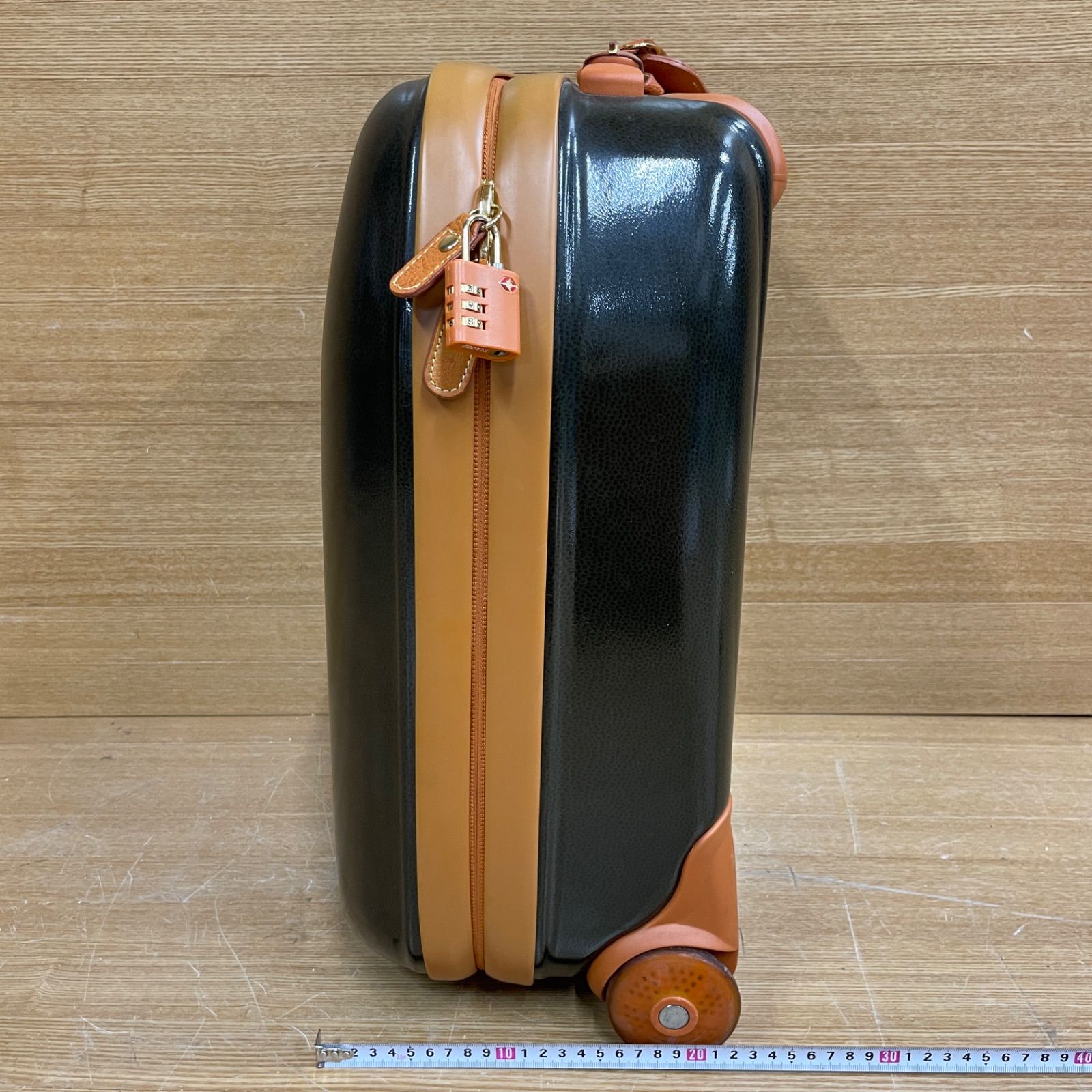樹脂×レザー スーツケース