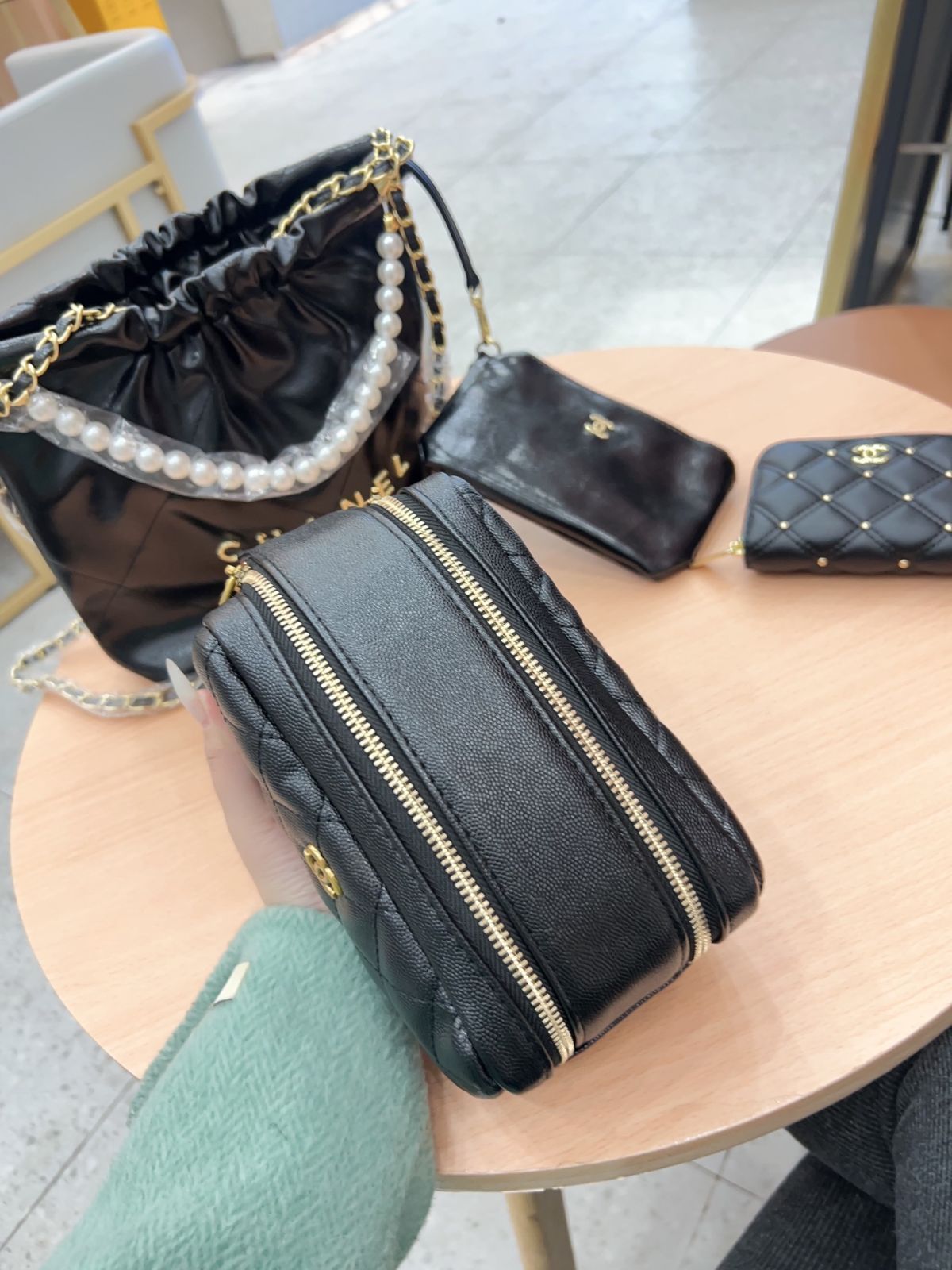 【上品パール♪】 CHANEL ポーチ org.jpg