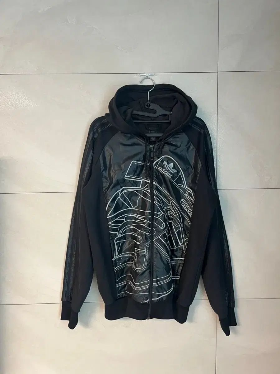 【雷市場（ポンジャン）商品韓国直送】 adidas(アディダス) ファイヤーバード 黒 シルバー フード付きジャージ 100