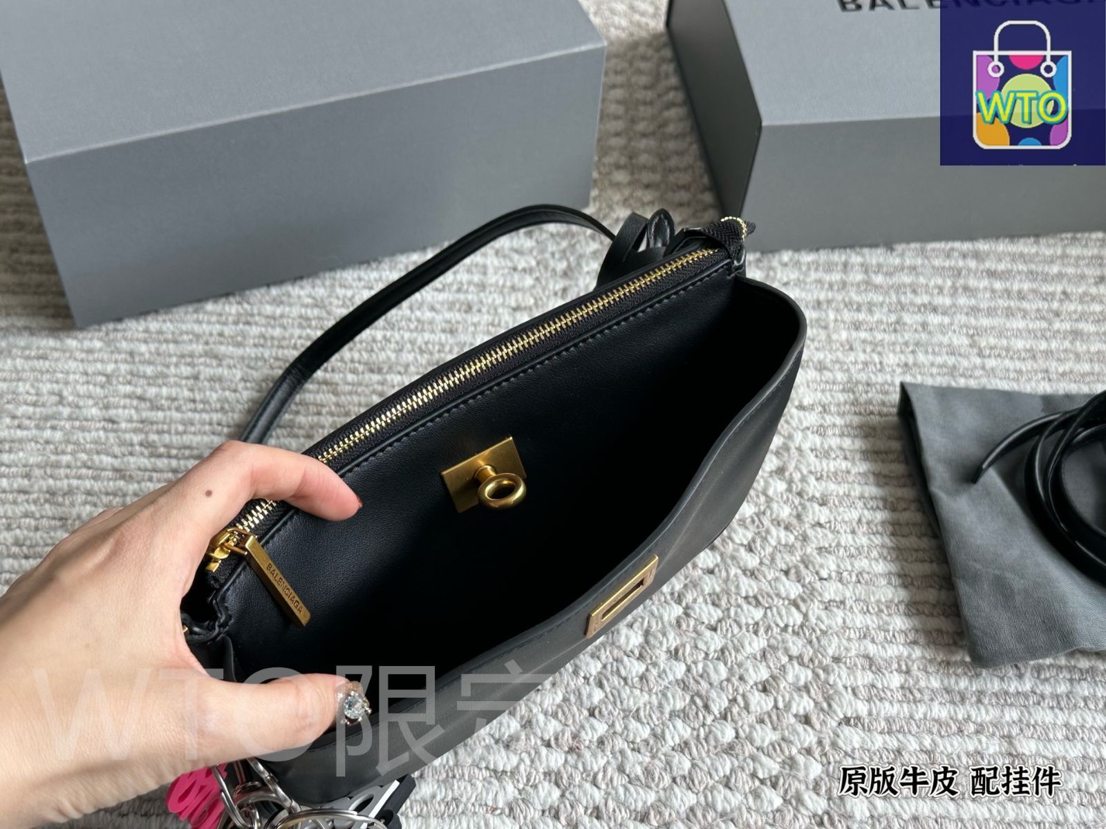 ●送料込●BALENCIAGA●ロゴプレート ハンドバッグ ロゴ BALENCIAGA(バレンシアガ) バッグ・カバン(レディース