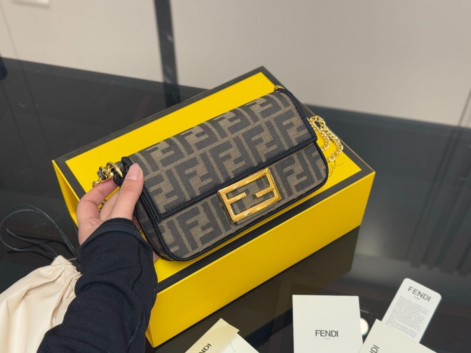 Fendi バゲット【極美品】 今日特価】Fendi バゲットバッグ 送料無料 今の在庫はお得な価格