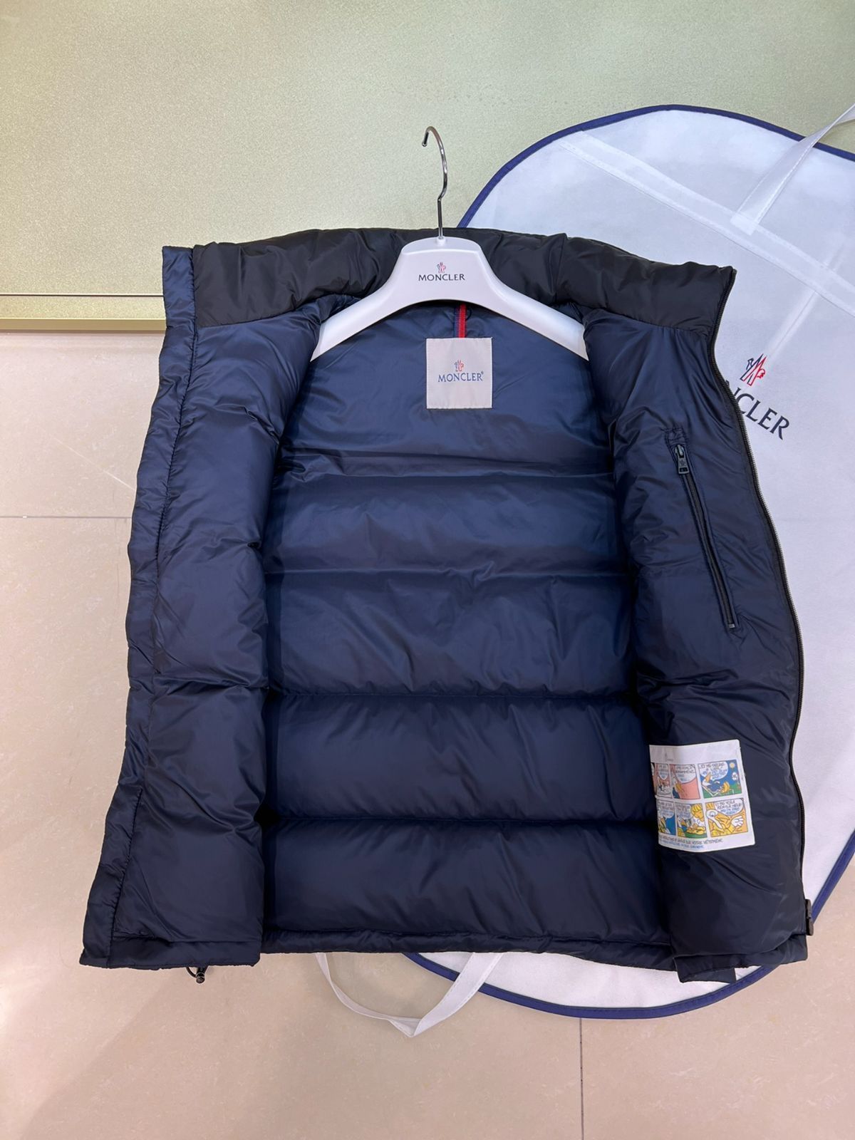 20日まで限定最終値下げ　限定最終値下げモンクレール ダウンベスト 紺 最終値下げ！！MONCLER 黒 ダウンベスト
