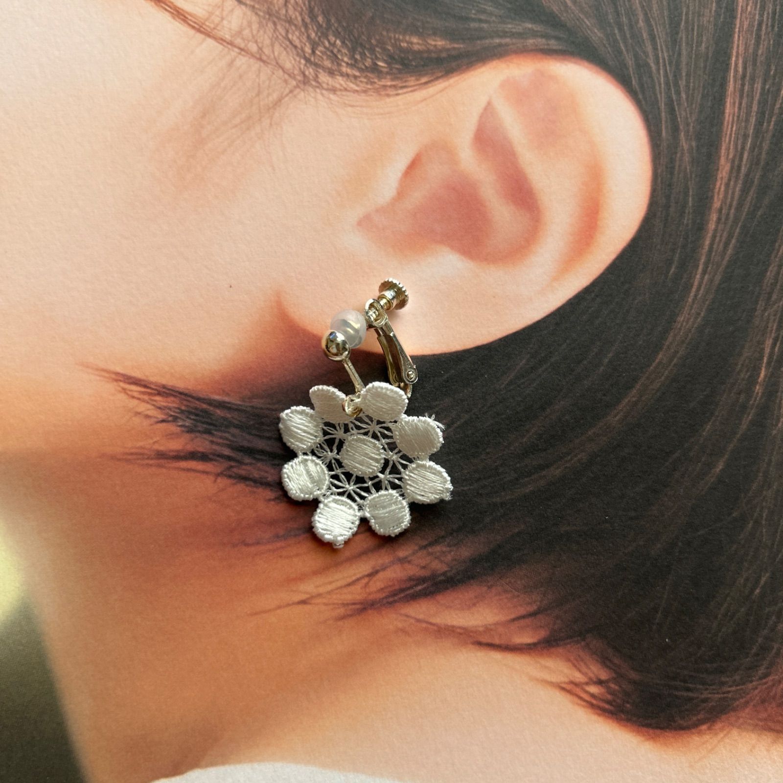 359.レース刺繍フラワー イヤリング又はピアス - メルカリ