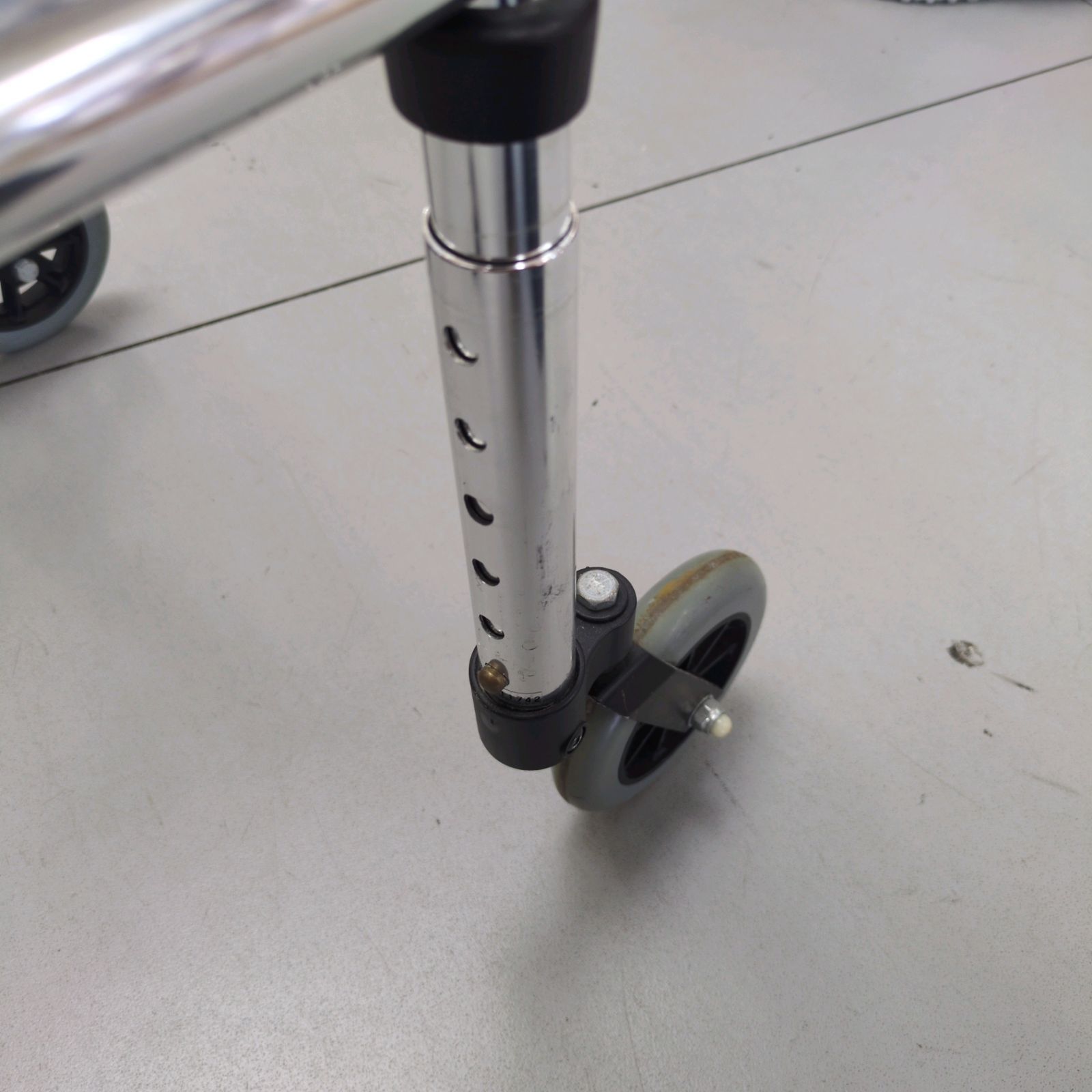 ☆100％品質保証☆! J326 多少使用感 シンエンス スリムフレームウォーカー 歩行型 WFS-4968