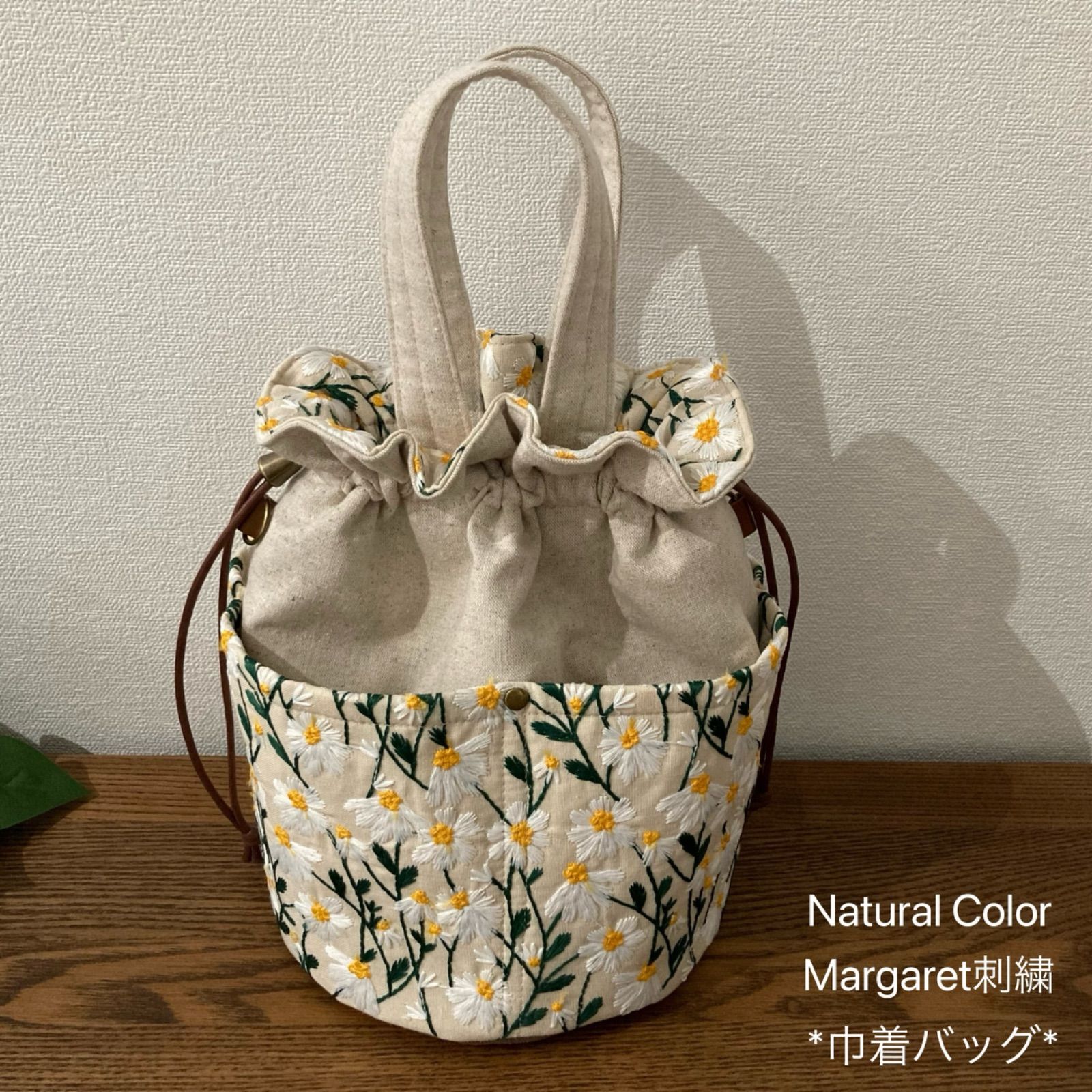 【ゆゆ様専用】ヌビキルト巾着ショルダーバッグ　　アーモンドのマーガレット刺繍 ヌビキルト巾着ショルダーバッグ アーモンドのマーガレット刺繍×お花柄