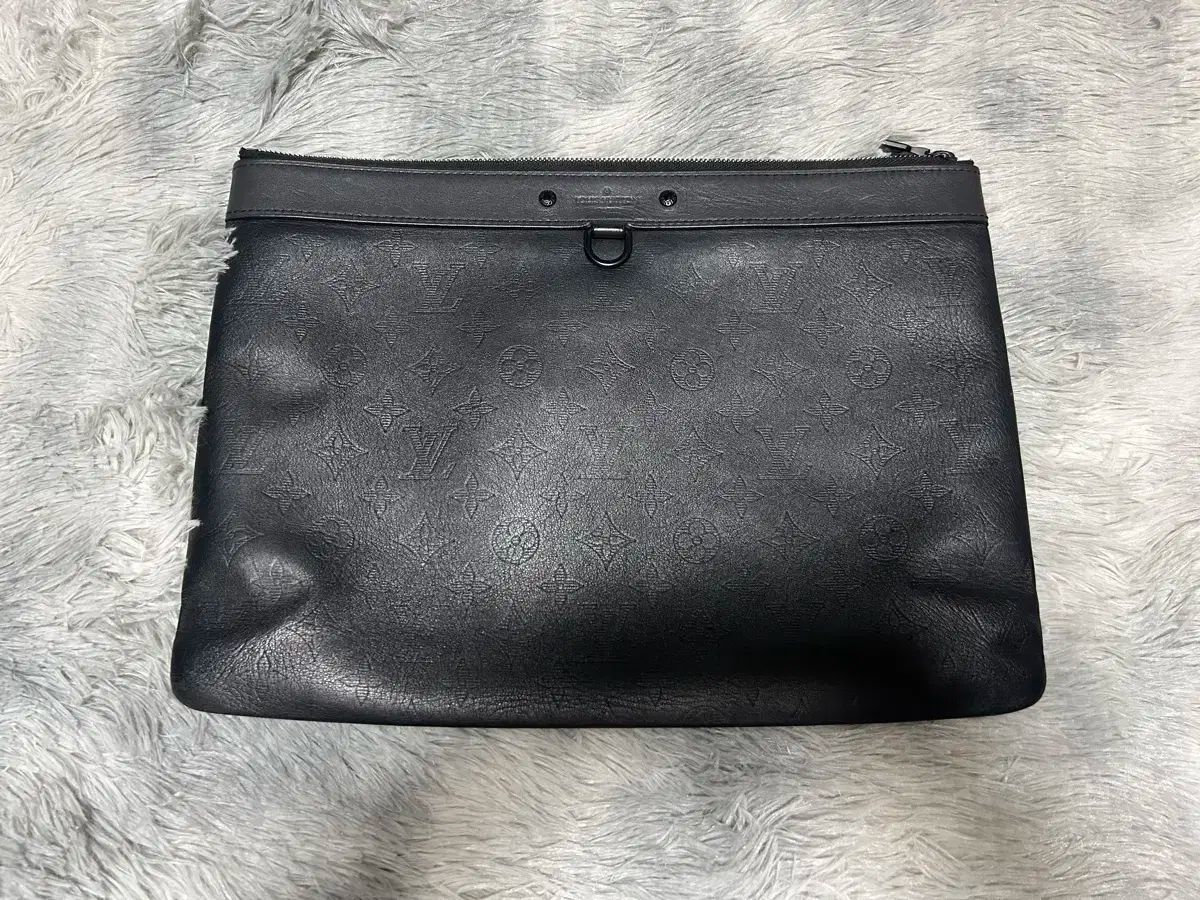 ルイヴィトン シャドウ ポシェット ディスカバリー クラッチバッグ M62903