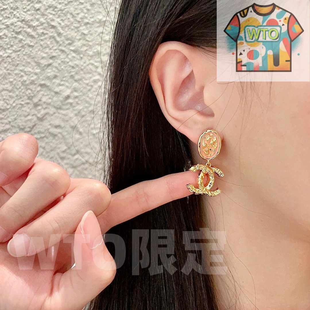 【シンプル希少❣️】CHANEL　ヴィンテージピアス 今日WTO】Chanel ヴィンテージ ダブル C ピアス 送料無料！在庫