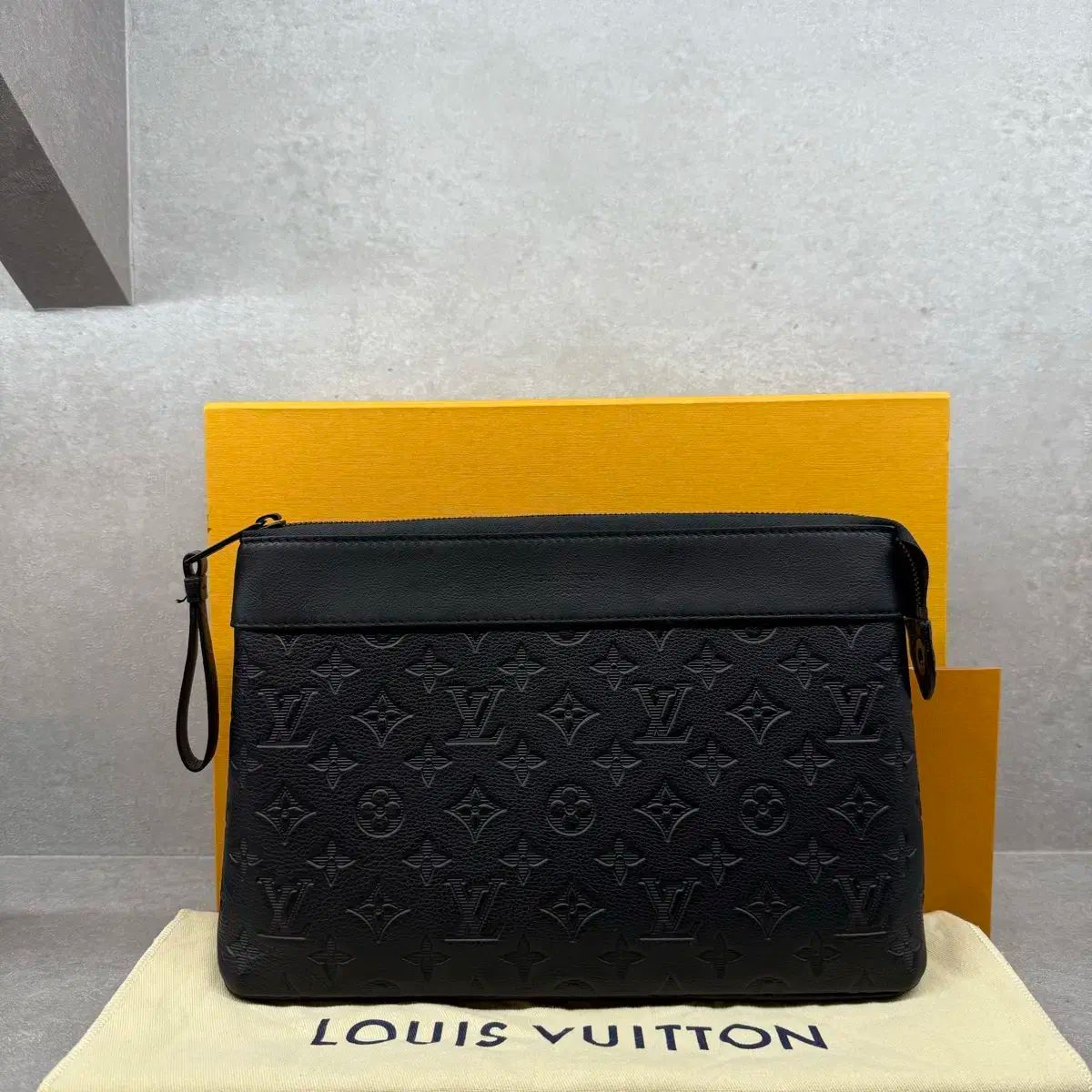 Louis Vuitton ルイヴィトン シャドー スフレ ヴォワヤージュ クラッチ