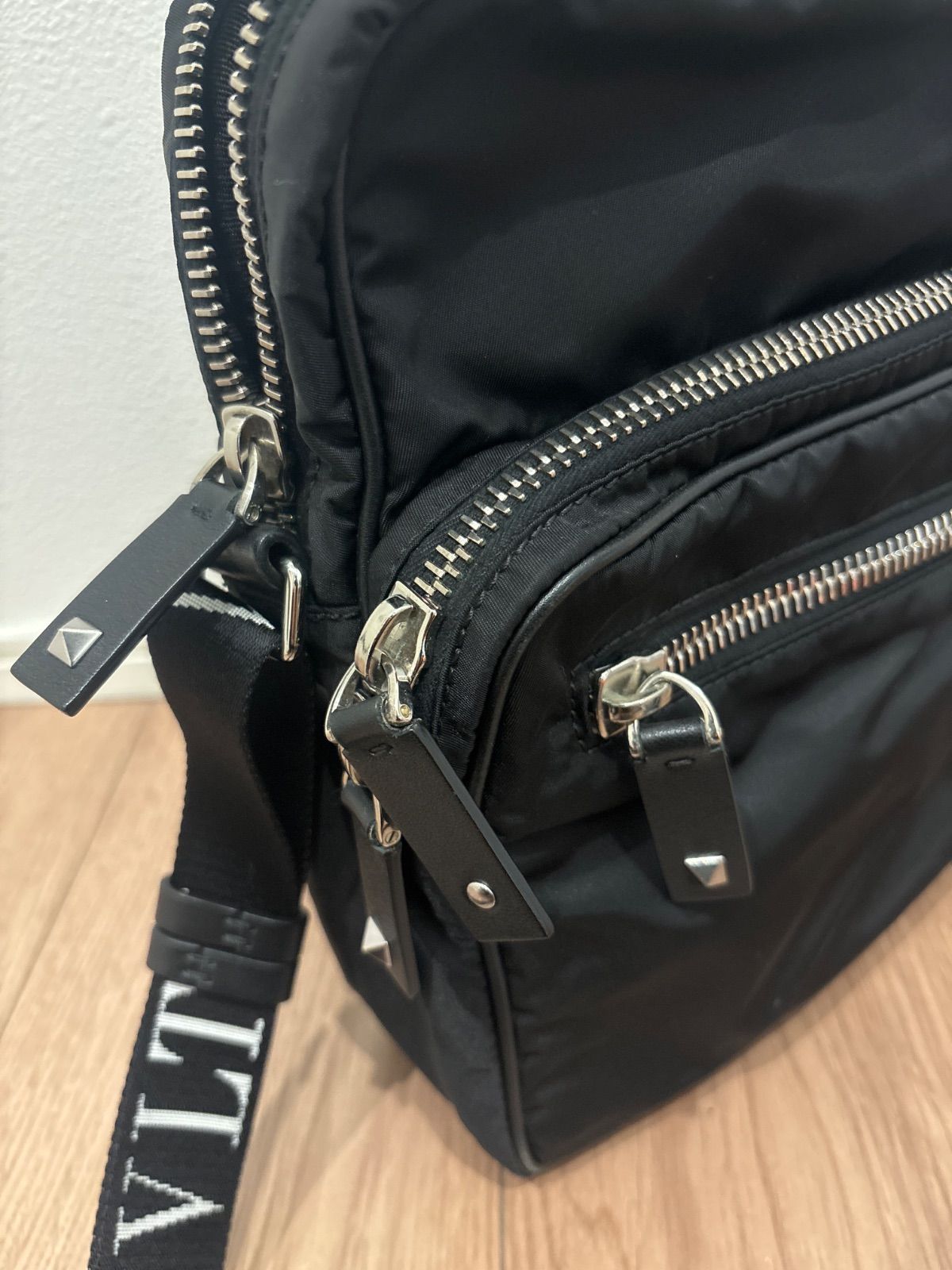 VALENTINO ヴァレンチノ ロゴレザー デザイン キーチェーン ブラック  