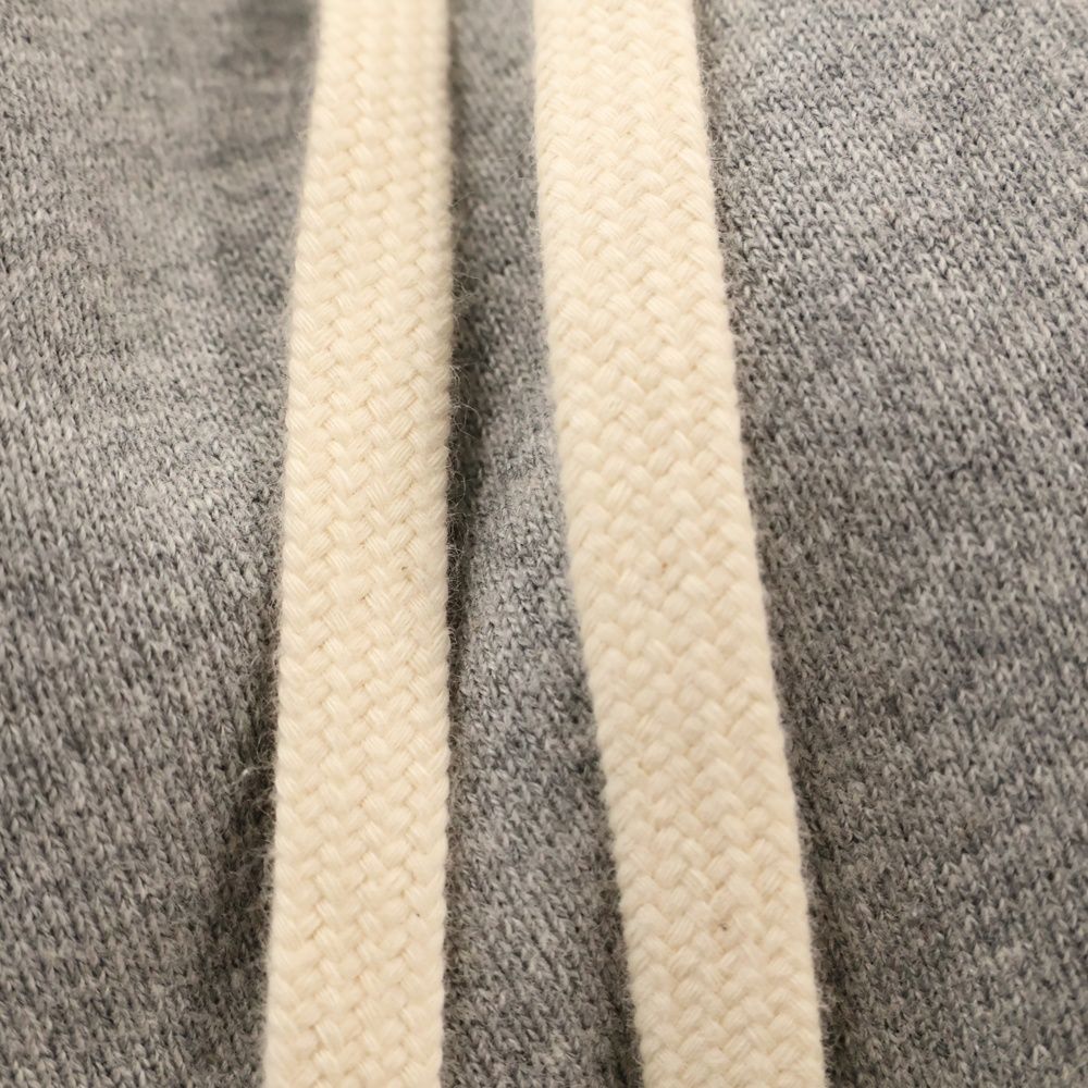 グレー
