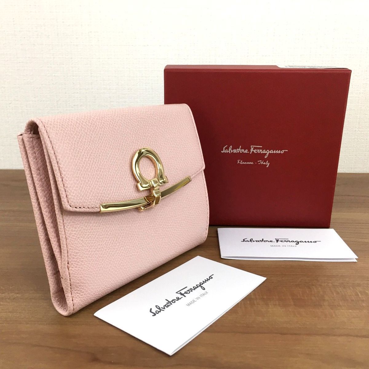 クーポン利用で2750円&送料無料 極美品 Salvatore Ferragamo