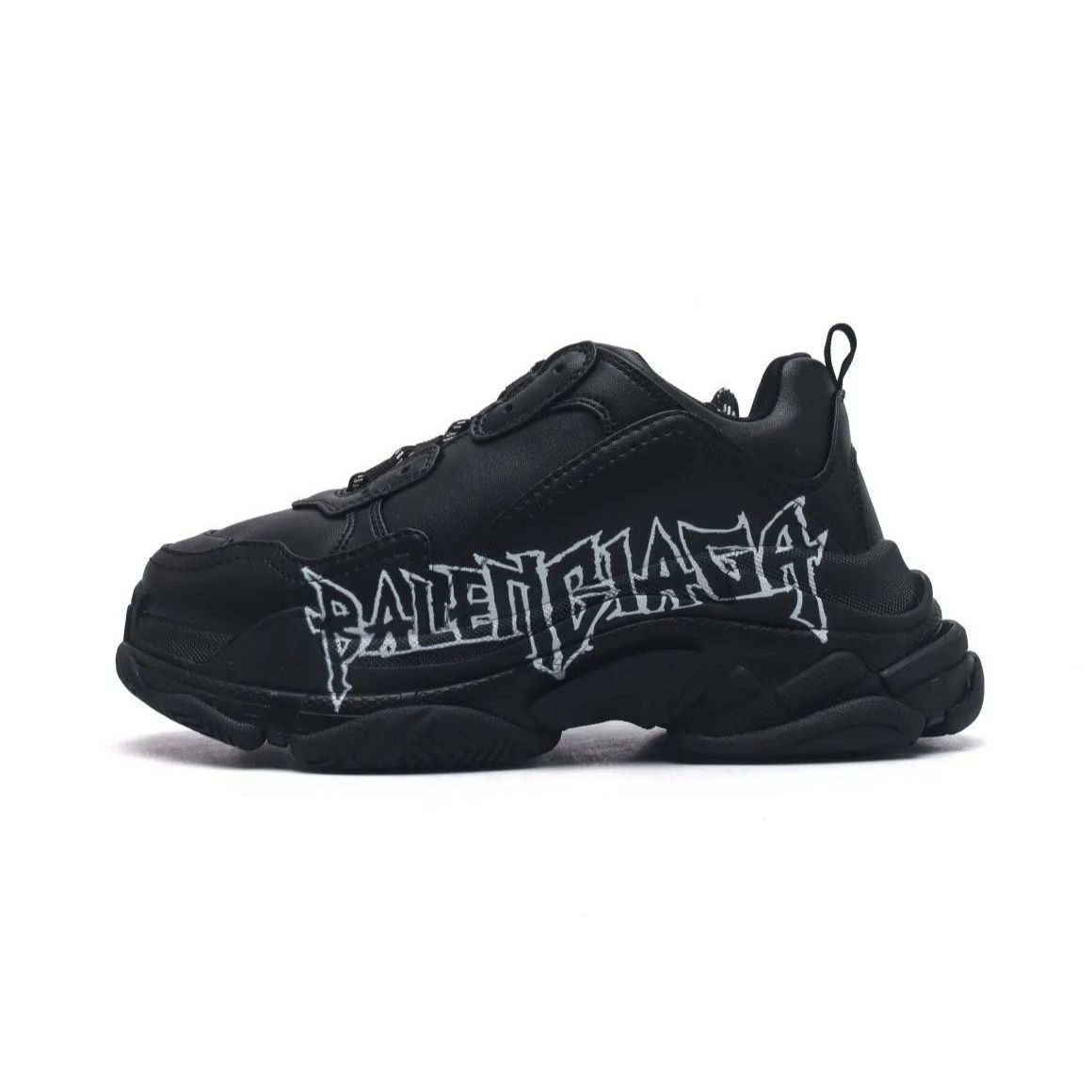 Balenciaga（バレンシアガ） トリプル S スニーカー - ブラック/ホワイトDIY metal アートワークプリント入りカウスキン  男女兼用