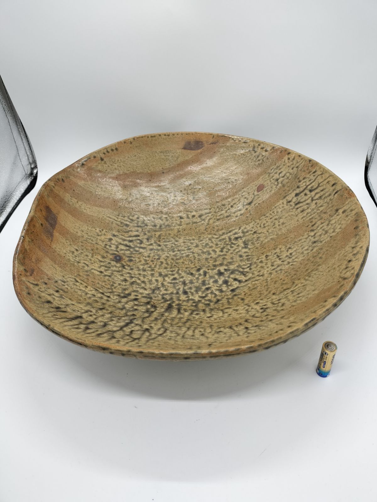 花器 大皿 円形 黄土色 帯斑模様 大型 花台 窯 池坊 フラワーベース 水盤 華道具 花瓶 変形 シンプル 生花 華道 磁器 手作り アンティーク レトロ インテリア ビンテージ 昭和 24428四つ葉 YT00448