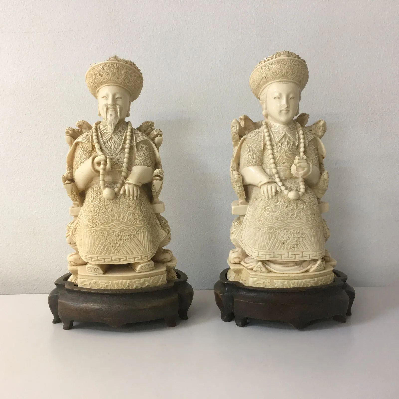 〇象牙風 皇帝置物 中国彫刻 唐木風台座付 2体セット - メルカリ