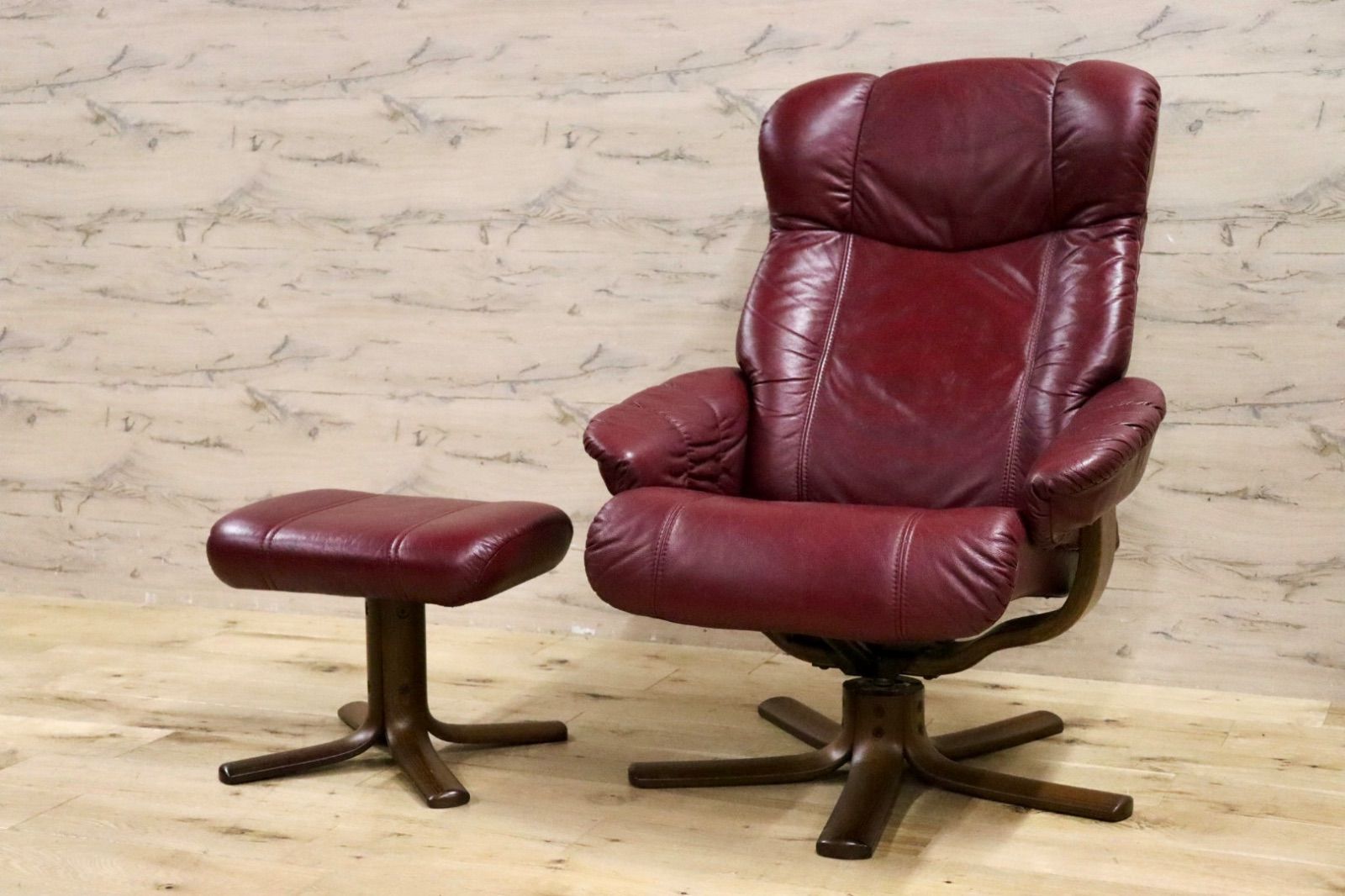 GMIS277○HOVEMOBLER A S リクライニングチェア パーソナルチェア 回転椅子 フットスツール 本革 臙脂色 ノルウェー 検 エコーネス