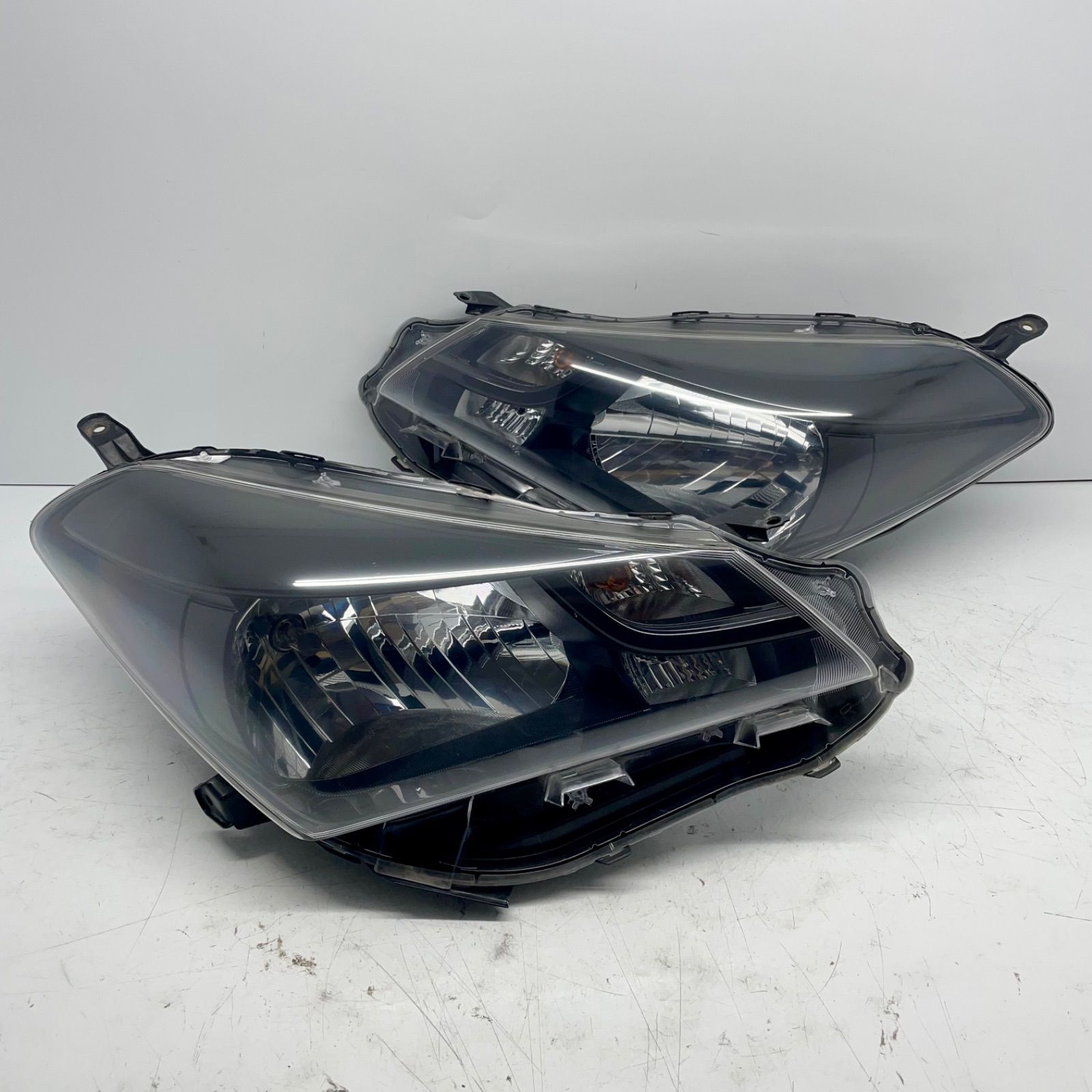 ヴィッツ DBA-NSP130 左 ヘッド ライト ランプ 1G3