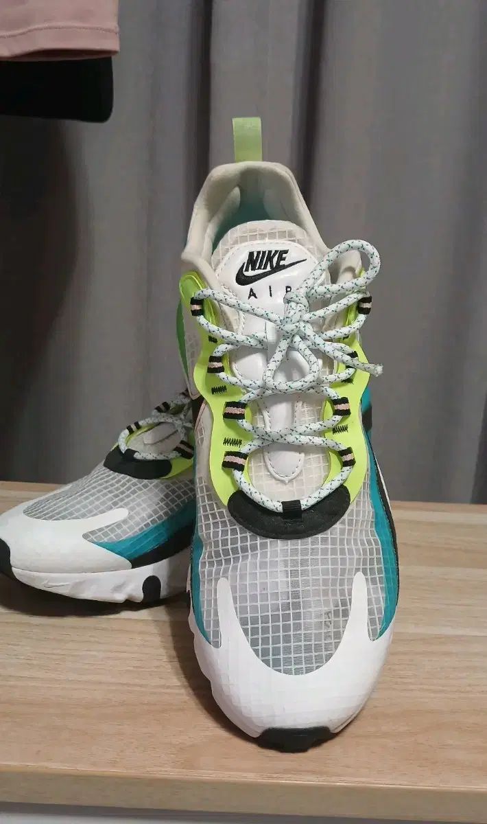NIKE