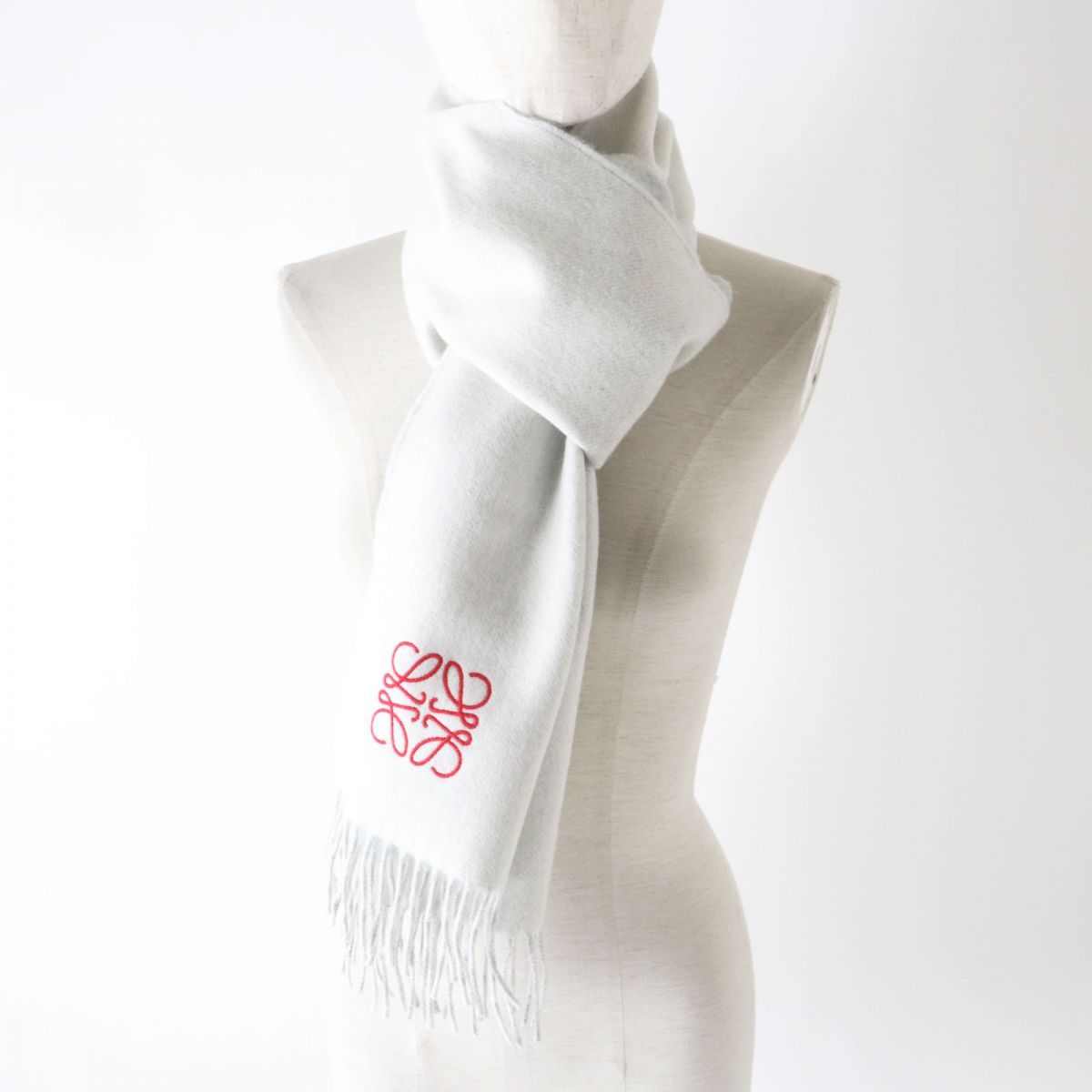 極美品◎LOEWE ロエベ ウール カシミヤ混 アナグラム刺繍 フリンジ付き マフラー ホワイト ライトグレー 英国製 正規品 レディース 極美品◎正規品 イギリス製 LOEWE ロエベ レディース カシミヤ混