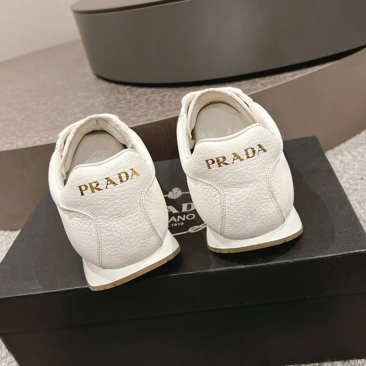 Prada プラダ 三角ロゴ スニーカー