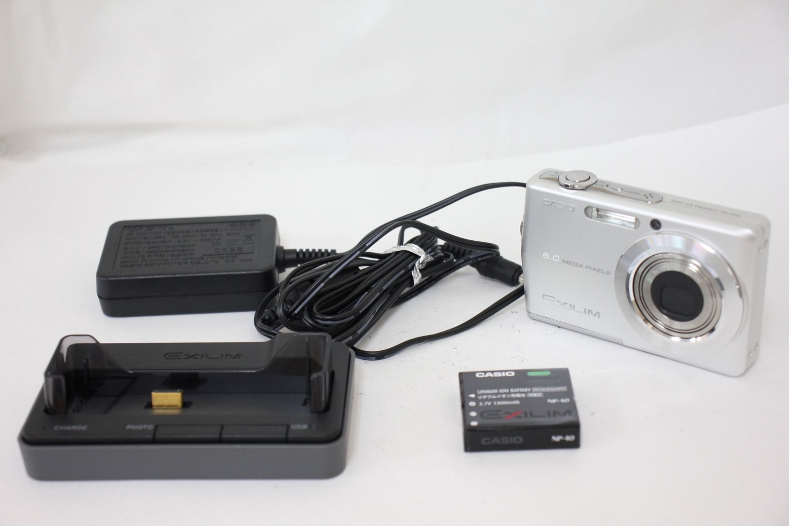 返品保証 カシオ Casio Exilim EX-Z600 3x バッテリー チャージャー付き コンパクトデジタルカメラ e422