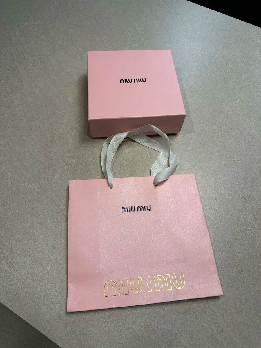 MIU MIU(ミュウミュウ) ピンク ボックス ＋ ショッピングバッグ