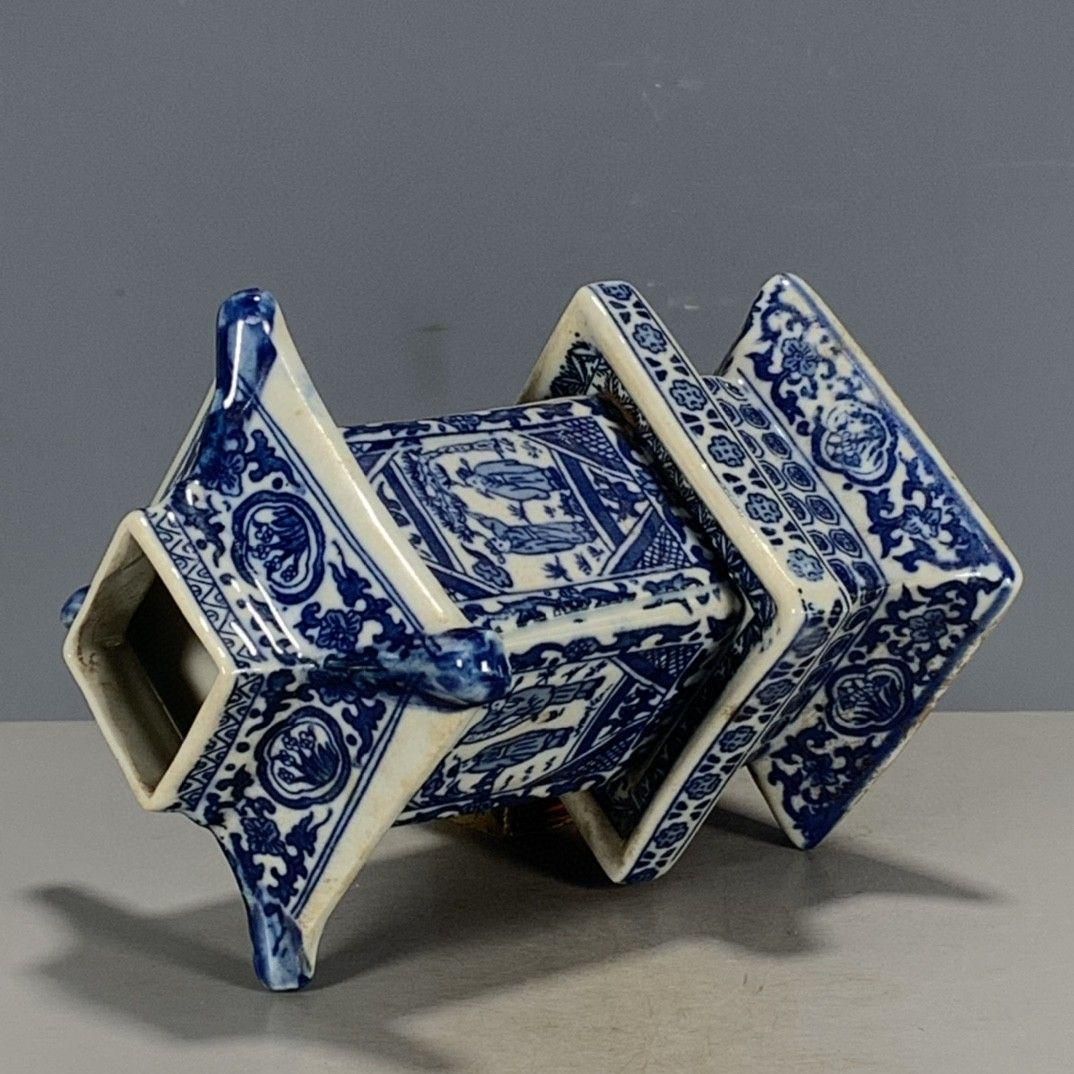 乾隆青花纏枝蓮紋宝塔開窓人物蓋缶 景徳鎮 陶磁器 装飾品 現代