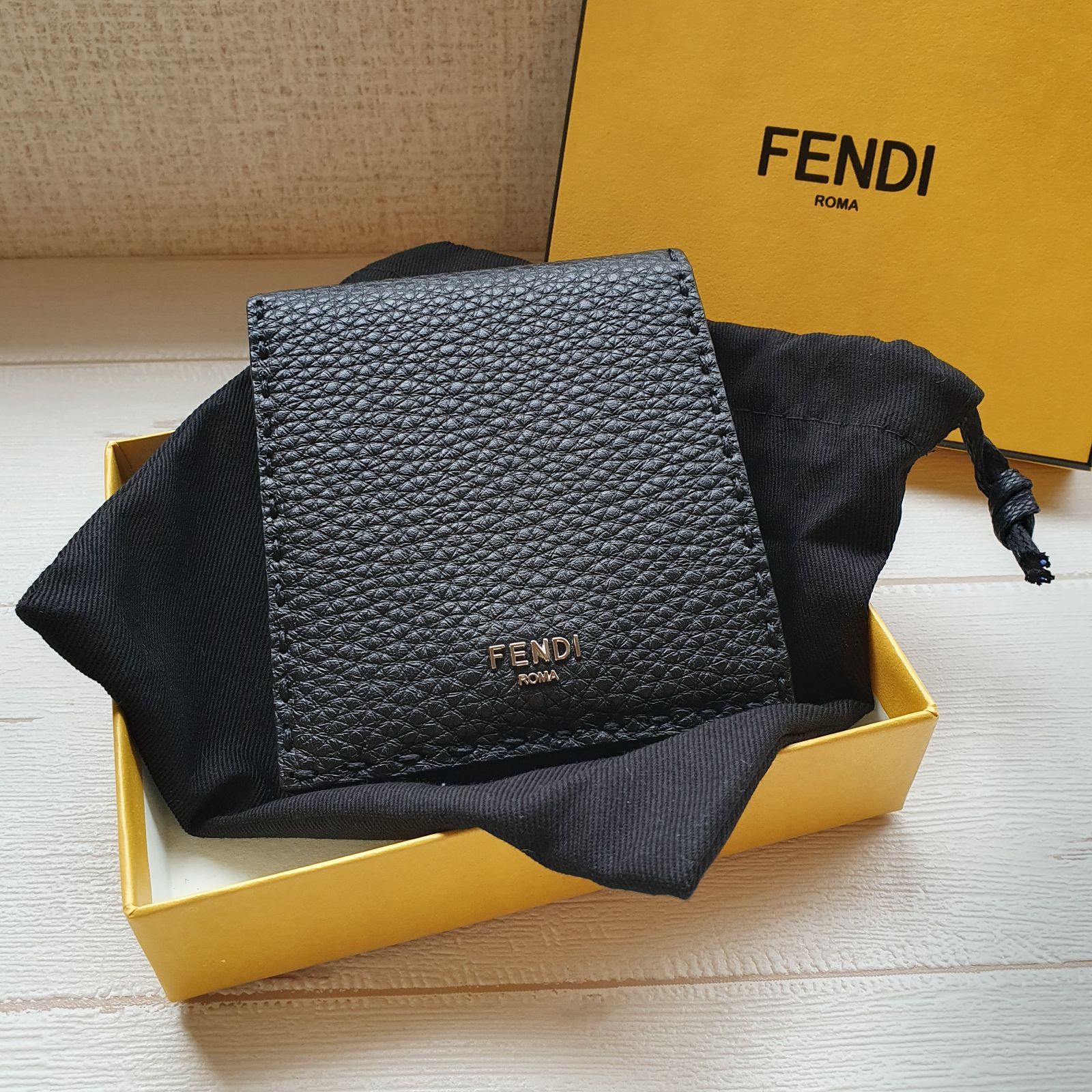 FENDI セレリアウォレット ブラックレザー二つ折り財布パラジウム仕上げの金属製品