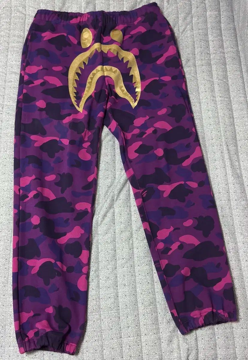 A BATHING APE アベイシングエイプ シャーク 紫 パンツ クリーム 時