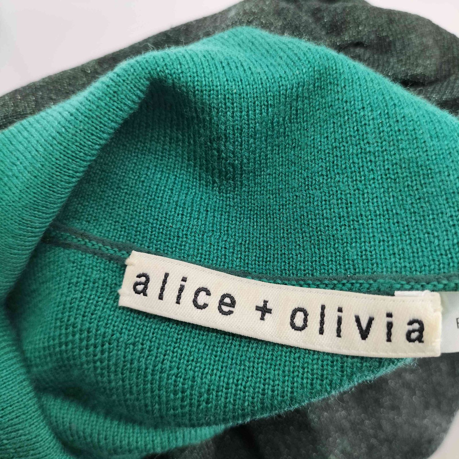 アリスオリビア alice + olivia パワーショルダーハイネック