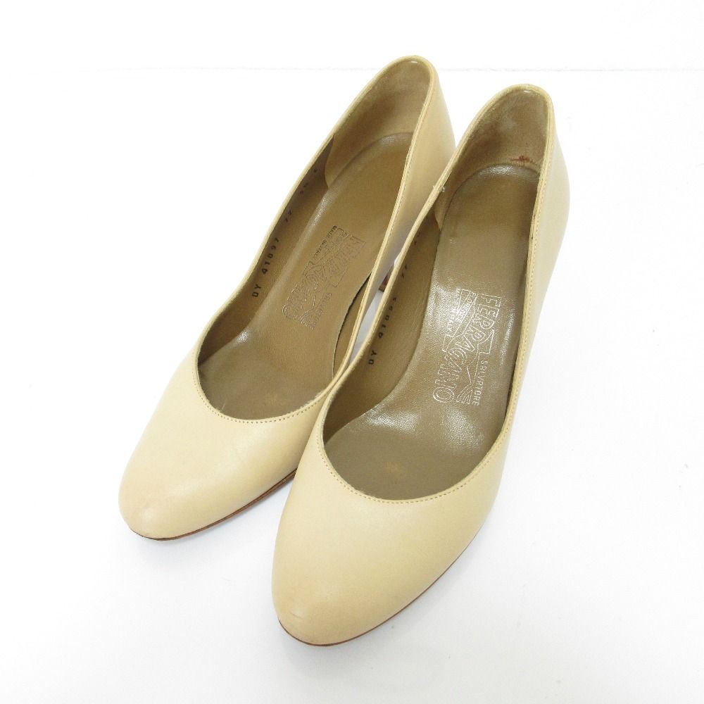 Salvatore くずさ Ferragamo ホワイト パンプス 星柄23.5